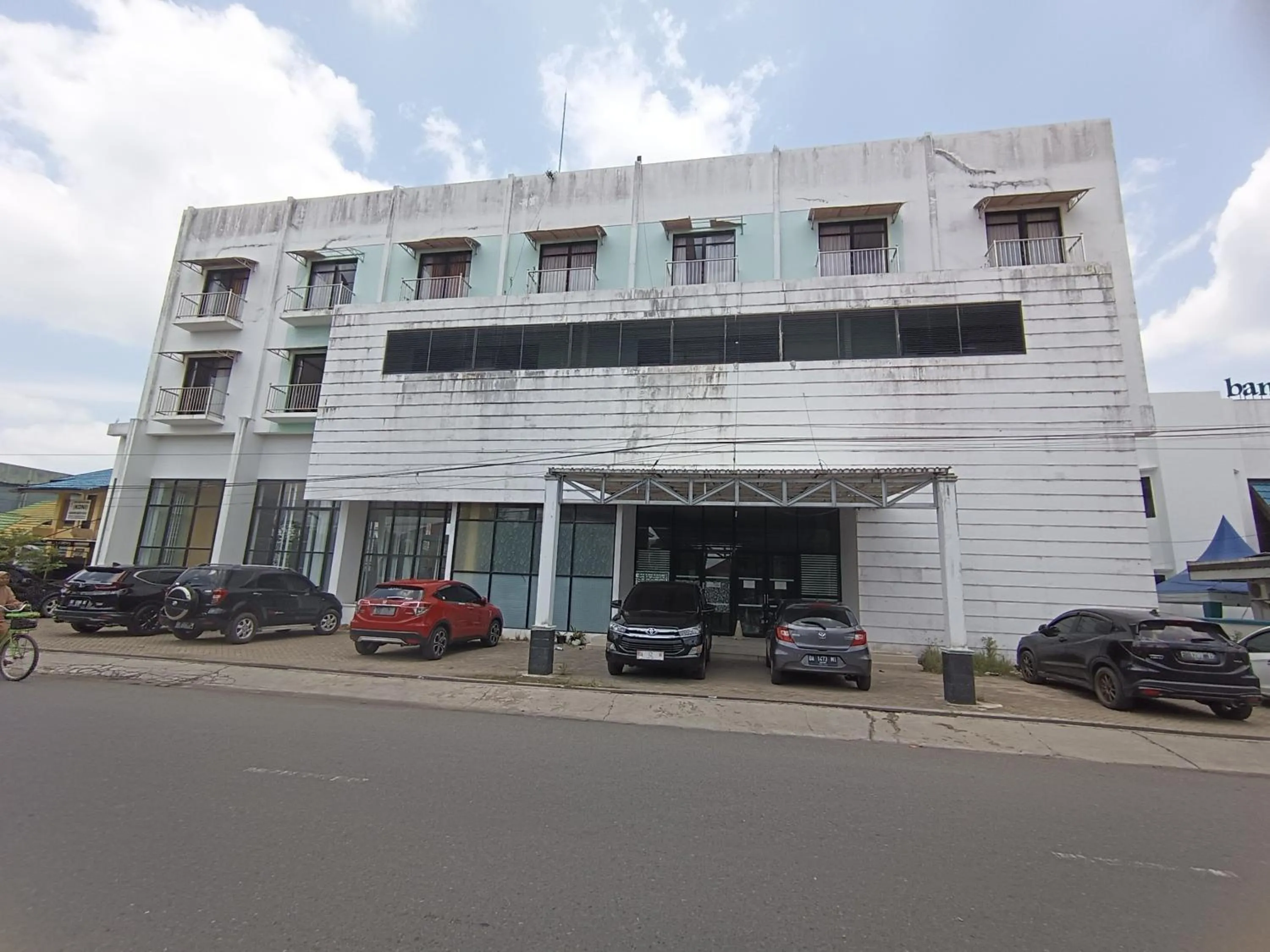 Facade/entrance in Hotel O Wisma Hamalau SyariahNearPulau Bromo Pedestrian Bridge