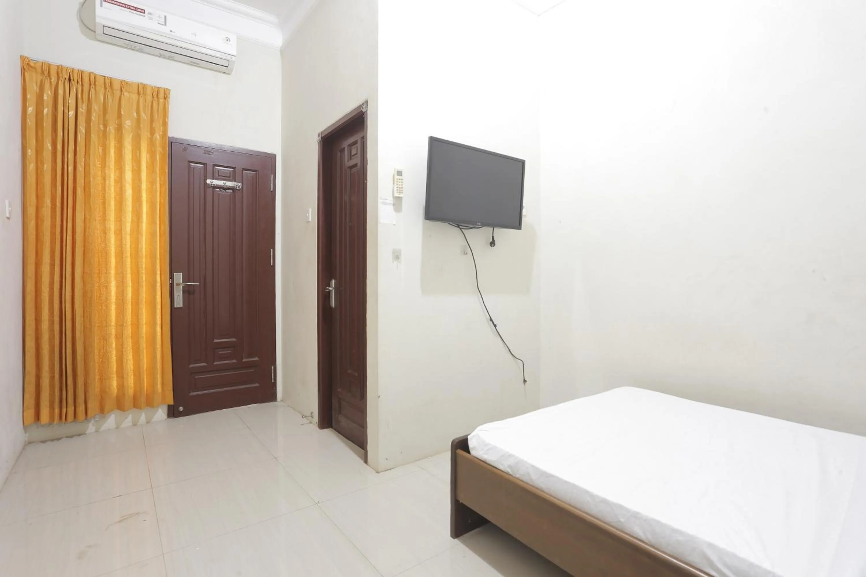 Bedroom, Bed in Hotel O Penginapan Budhe Sri