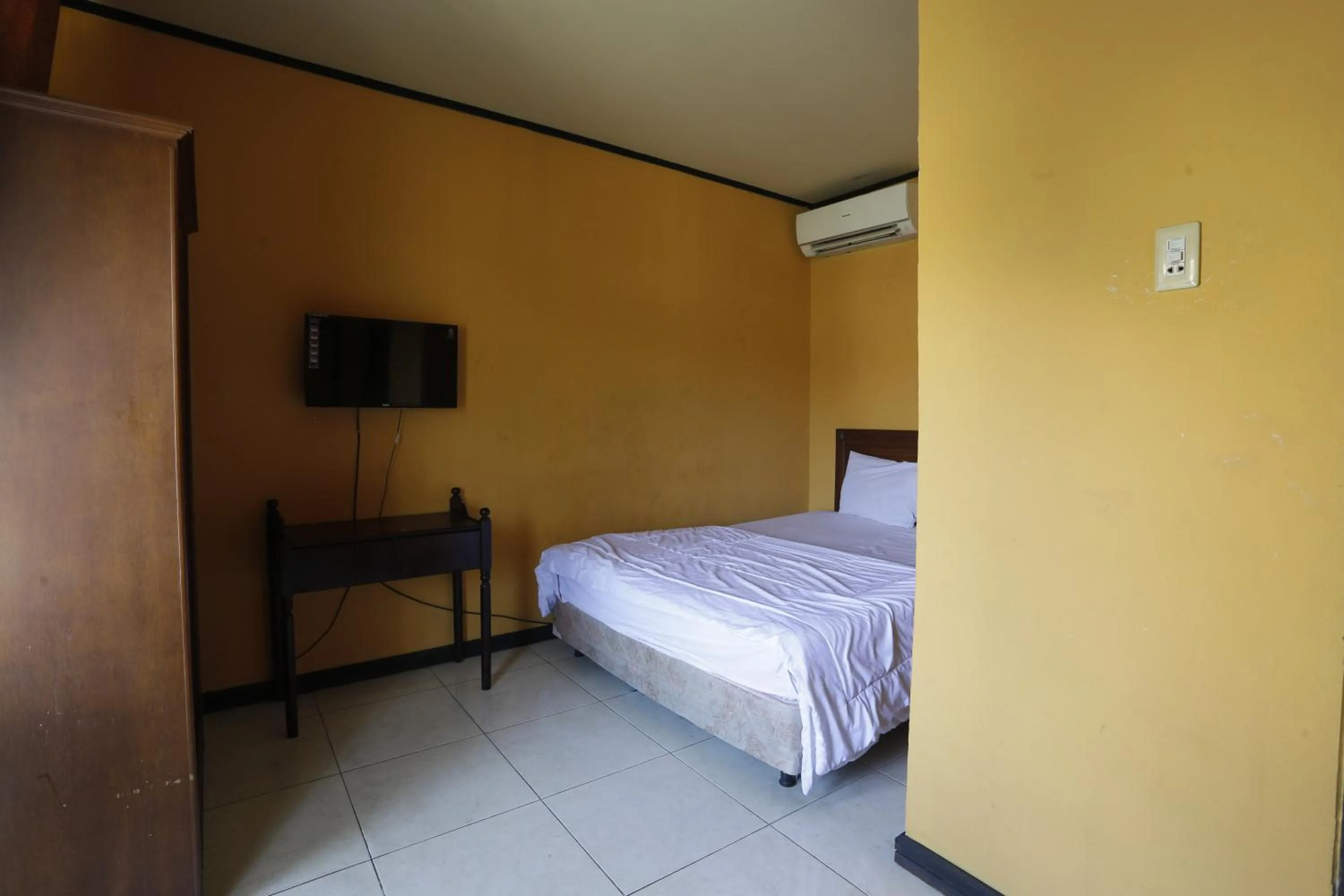 Bedroom, Bed in Hotel O Penginapan Budhe Sri