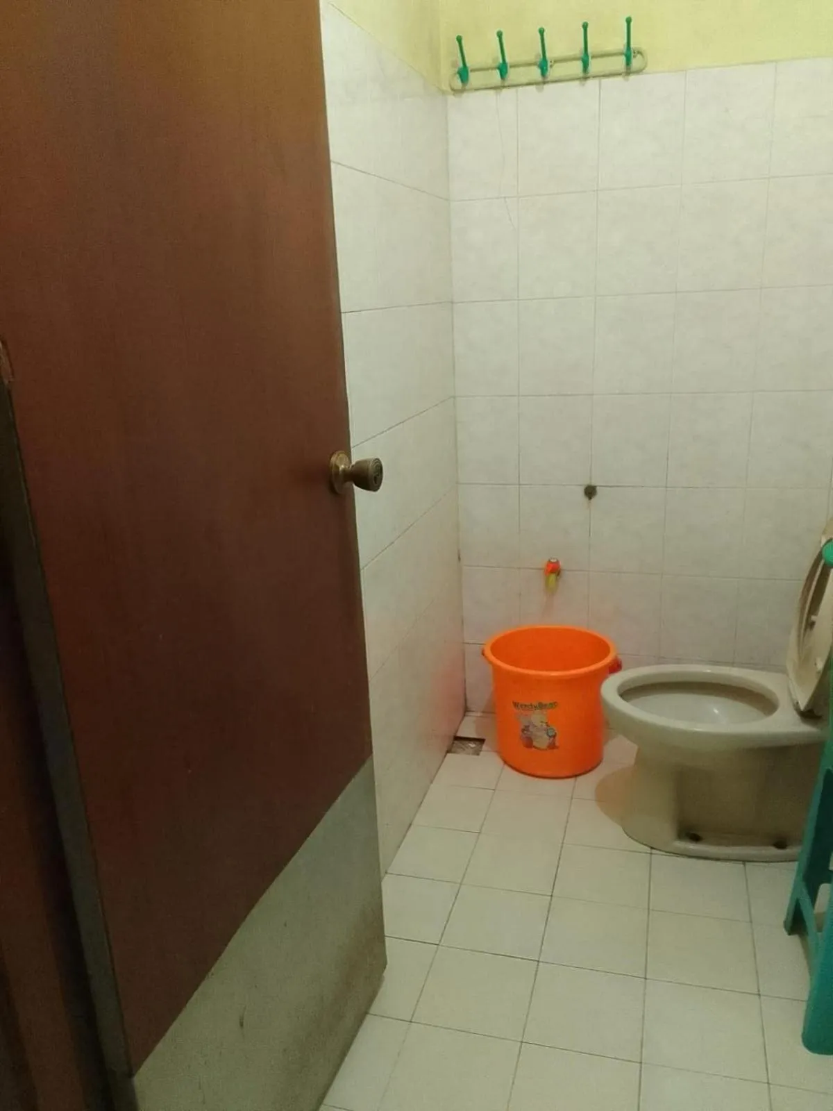 Bathroom in OYO 93146 Lamin Indah