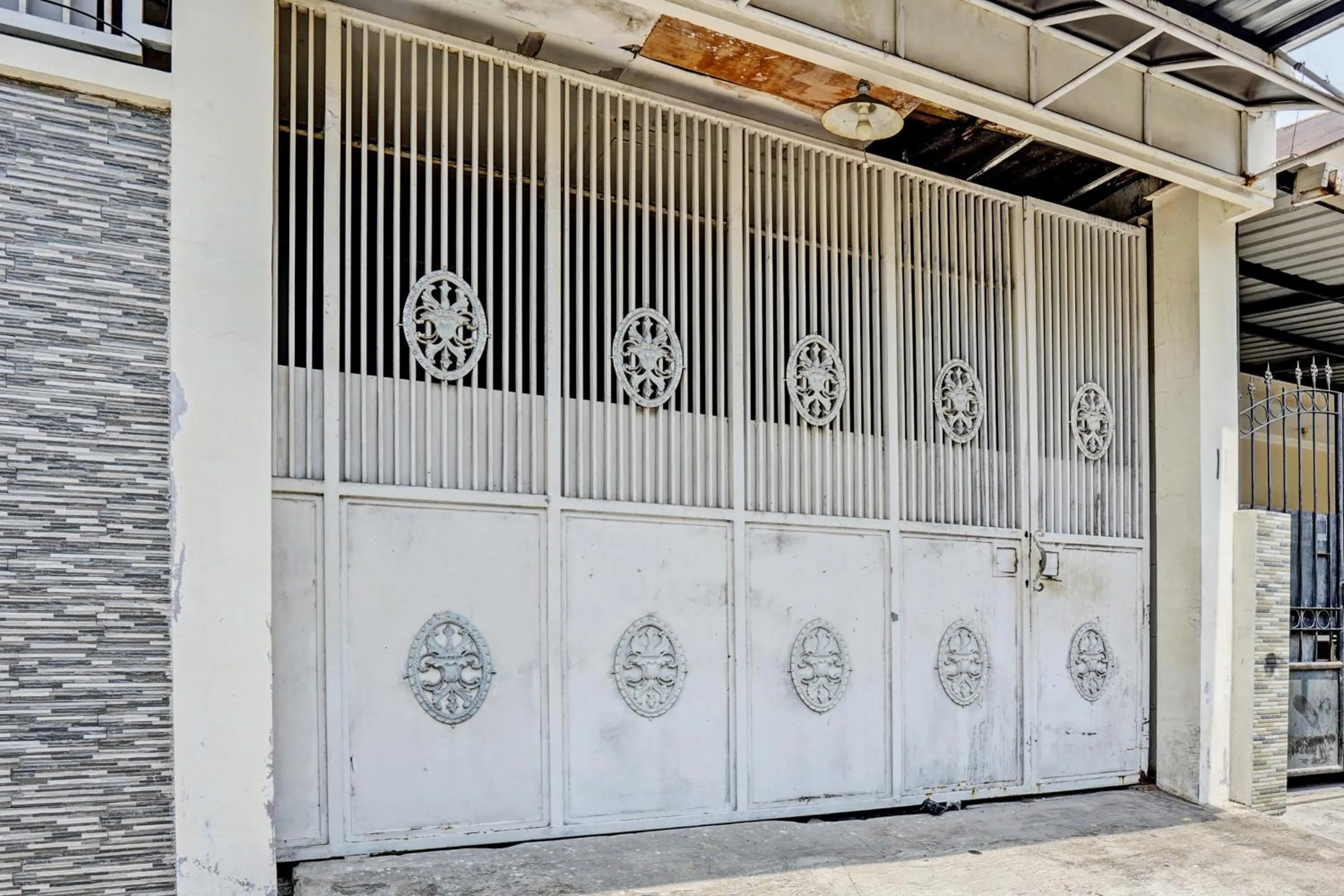 Facade/entrance in OYO 93114 Salak Homestay Syariah