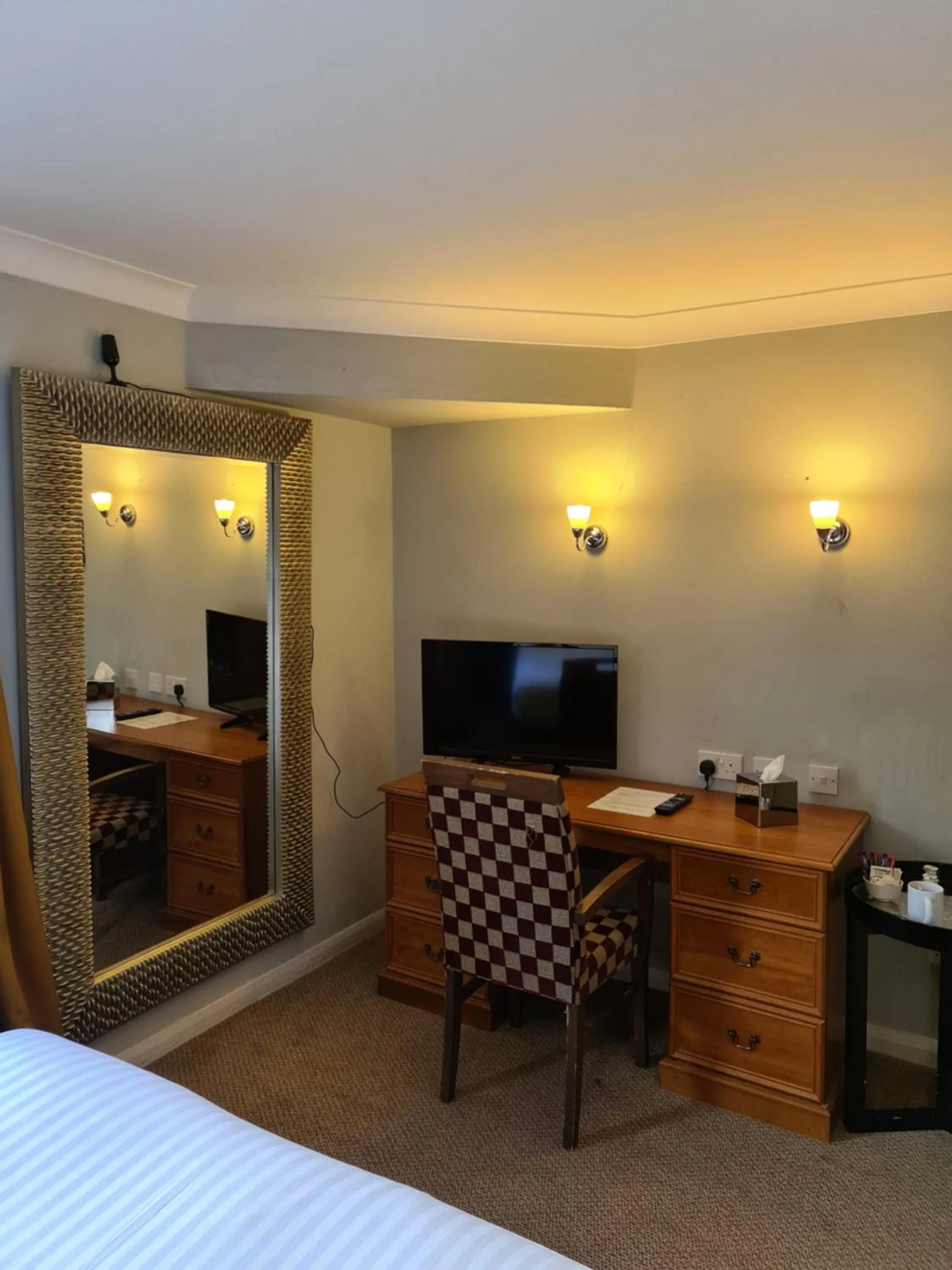 TV and multimedia, Bed in Barons Court Hotel Walsall