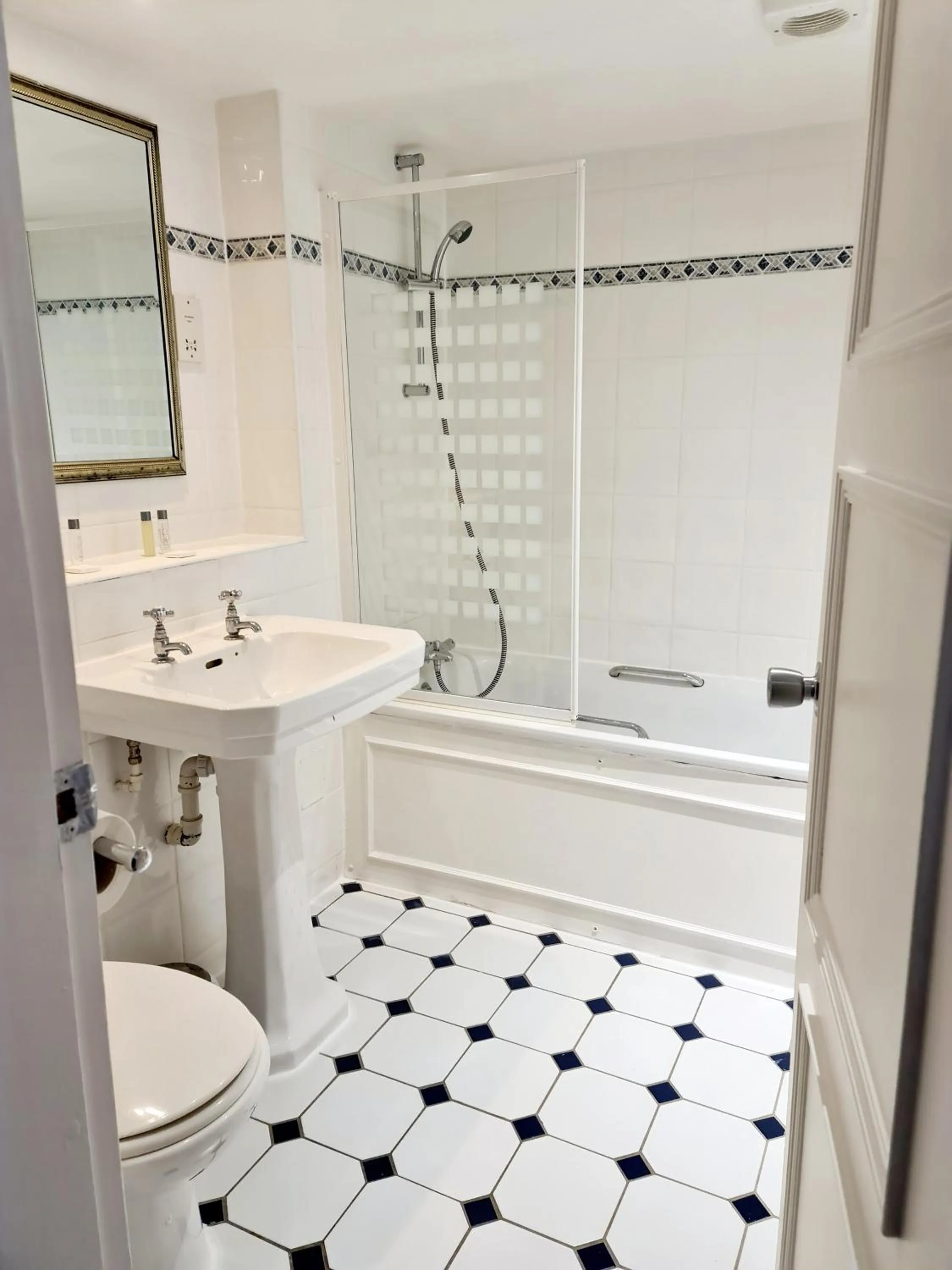 Bathroom in Barons Court Hotel Walsall