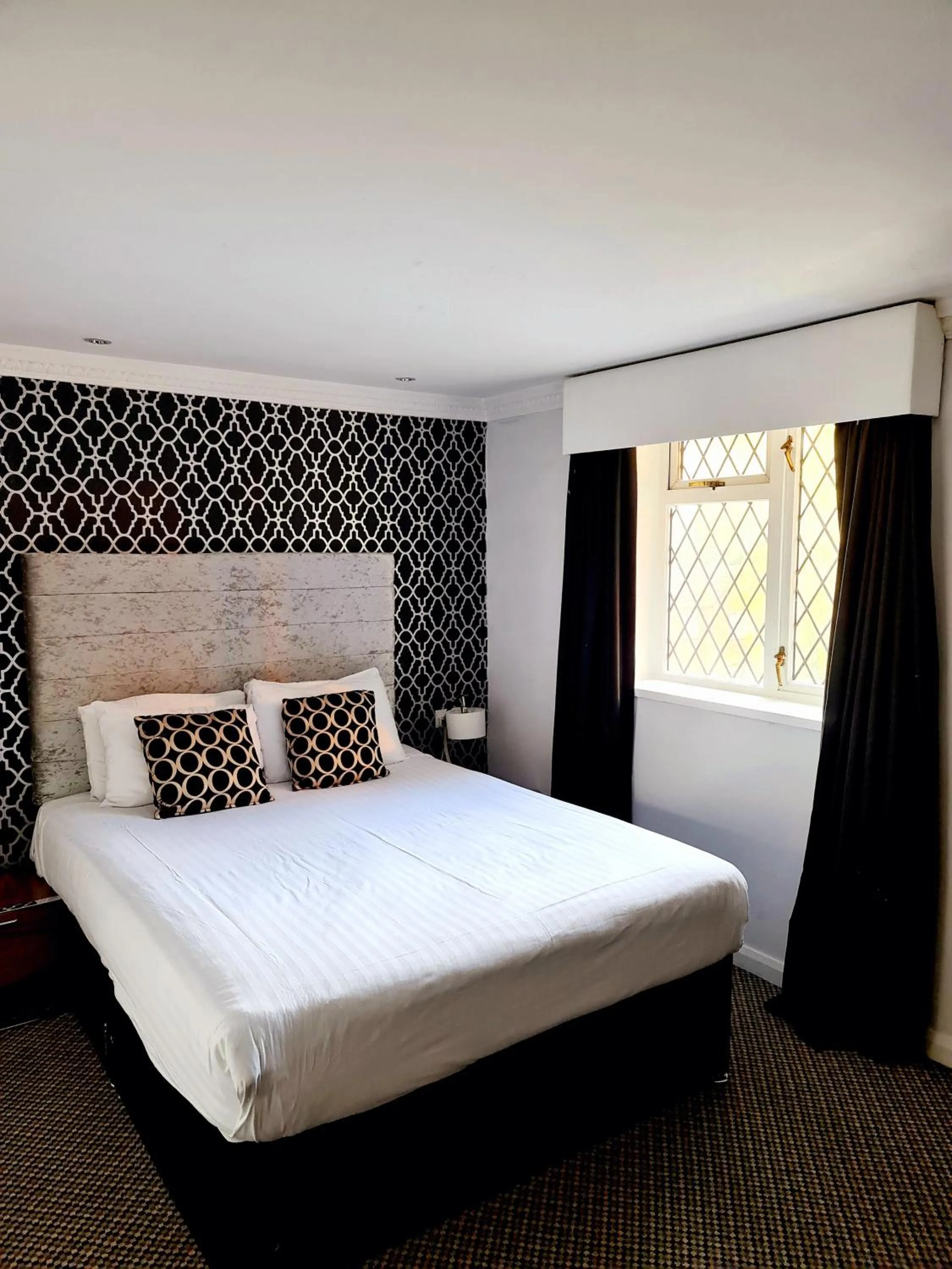 Bedroom, Bed in Barons Court Hotel Walsall