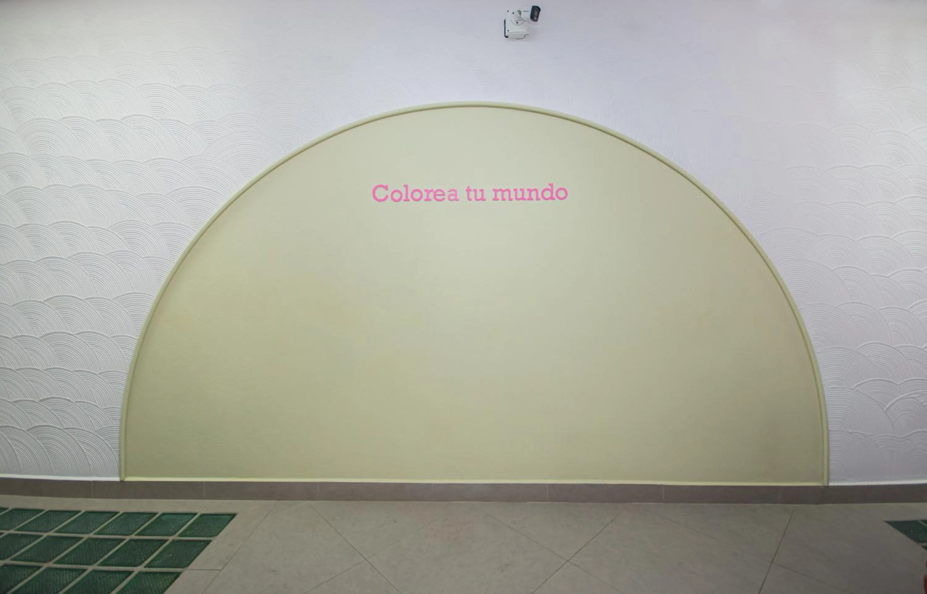 Text overlay in Hotel Chromatic