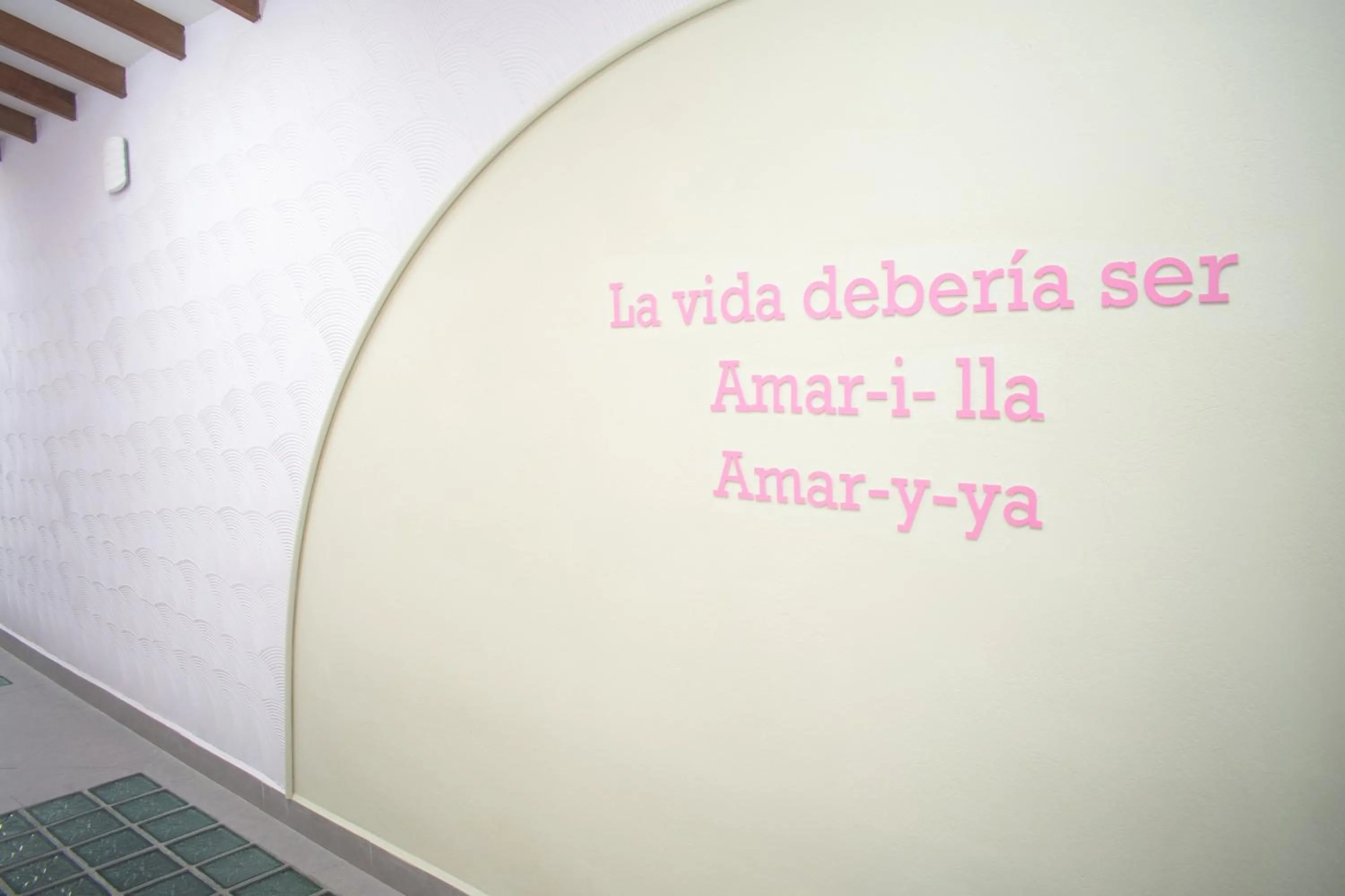 Property logo or sign in Hotel Chromatic