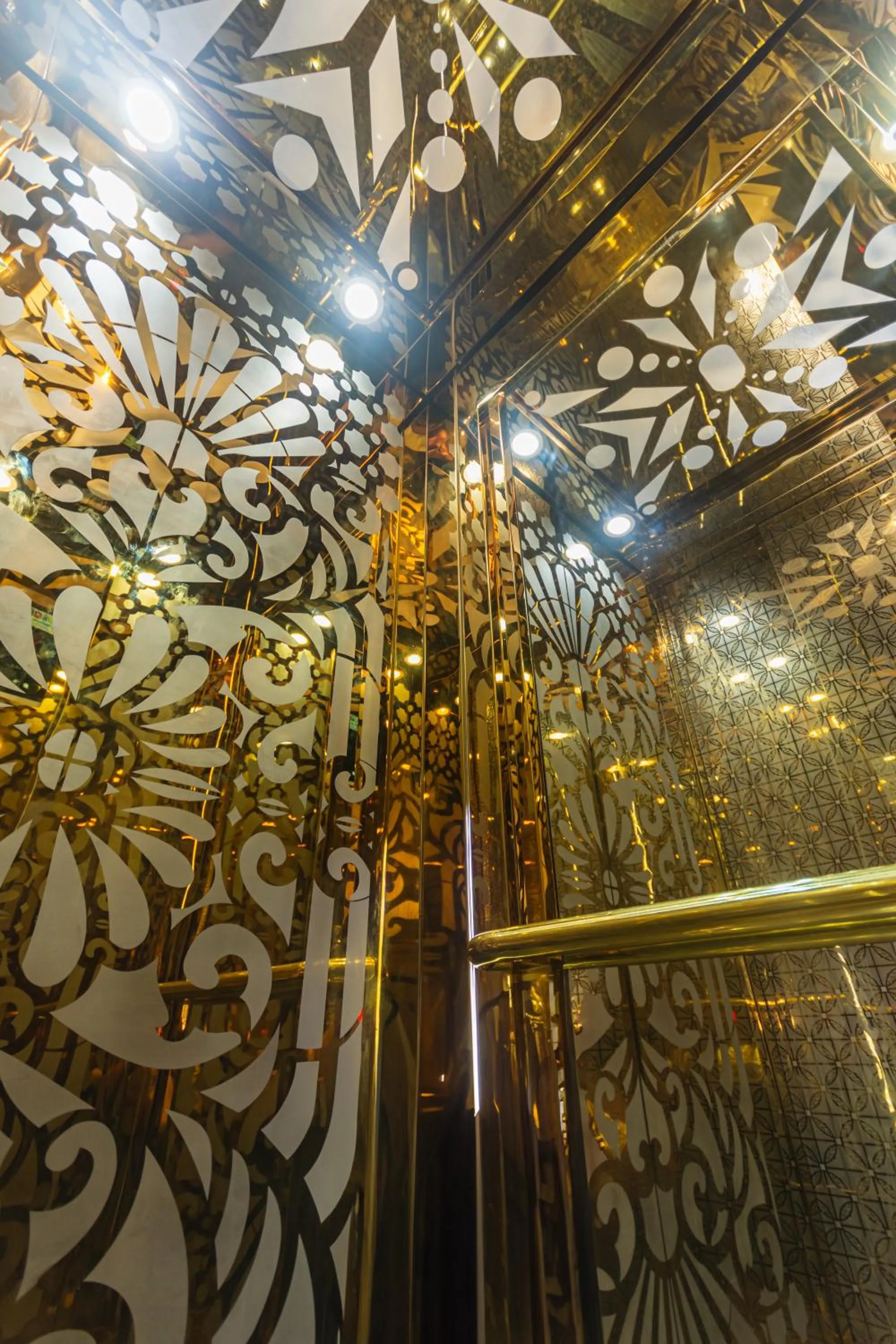 elevator in Hotel Chromatic