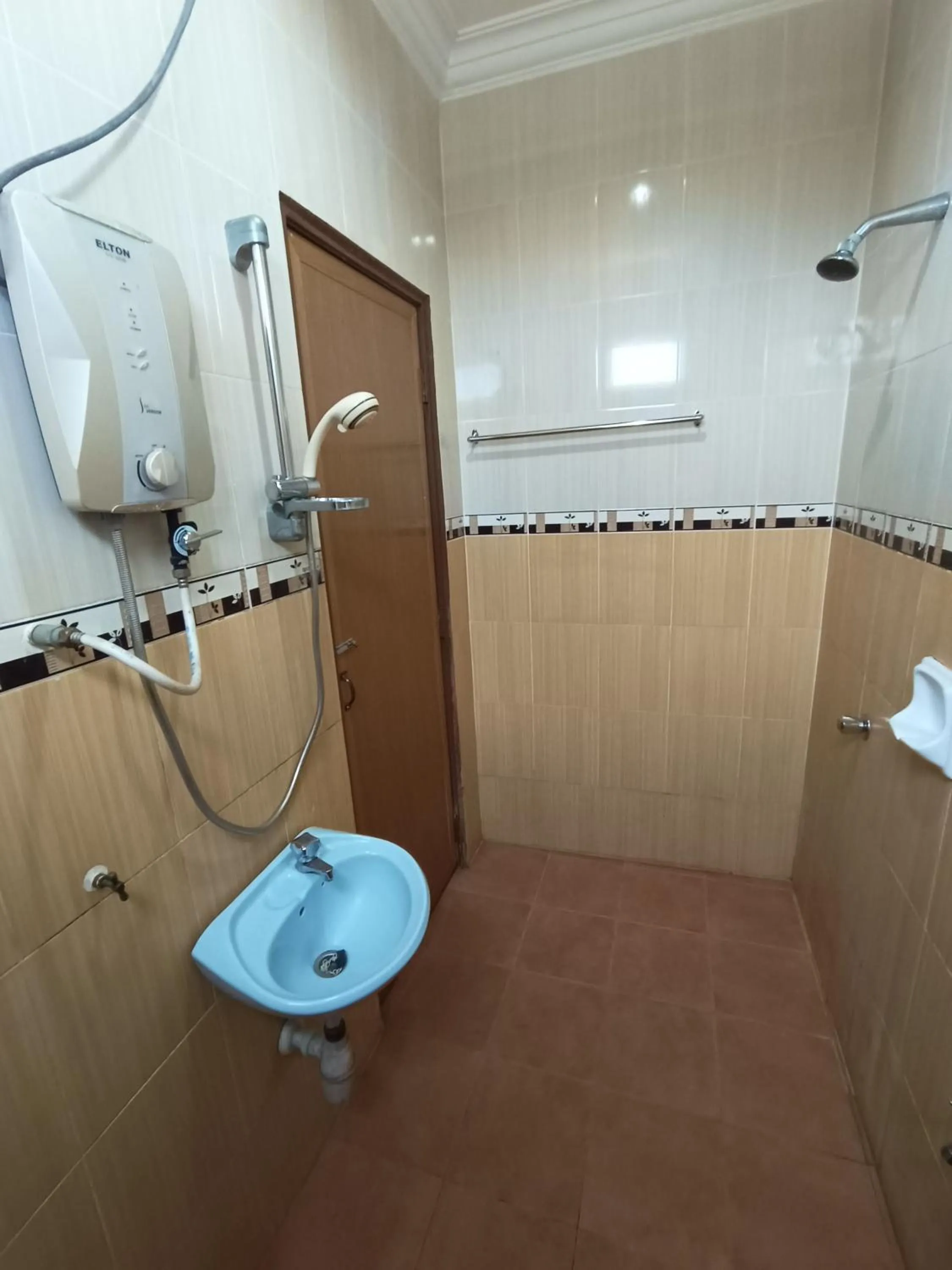 Bathroom in OYO 90868 Oba Hotel