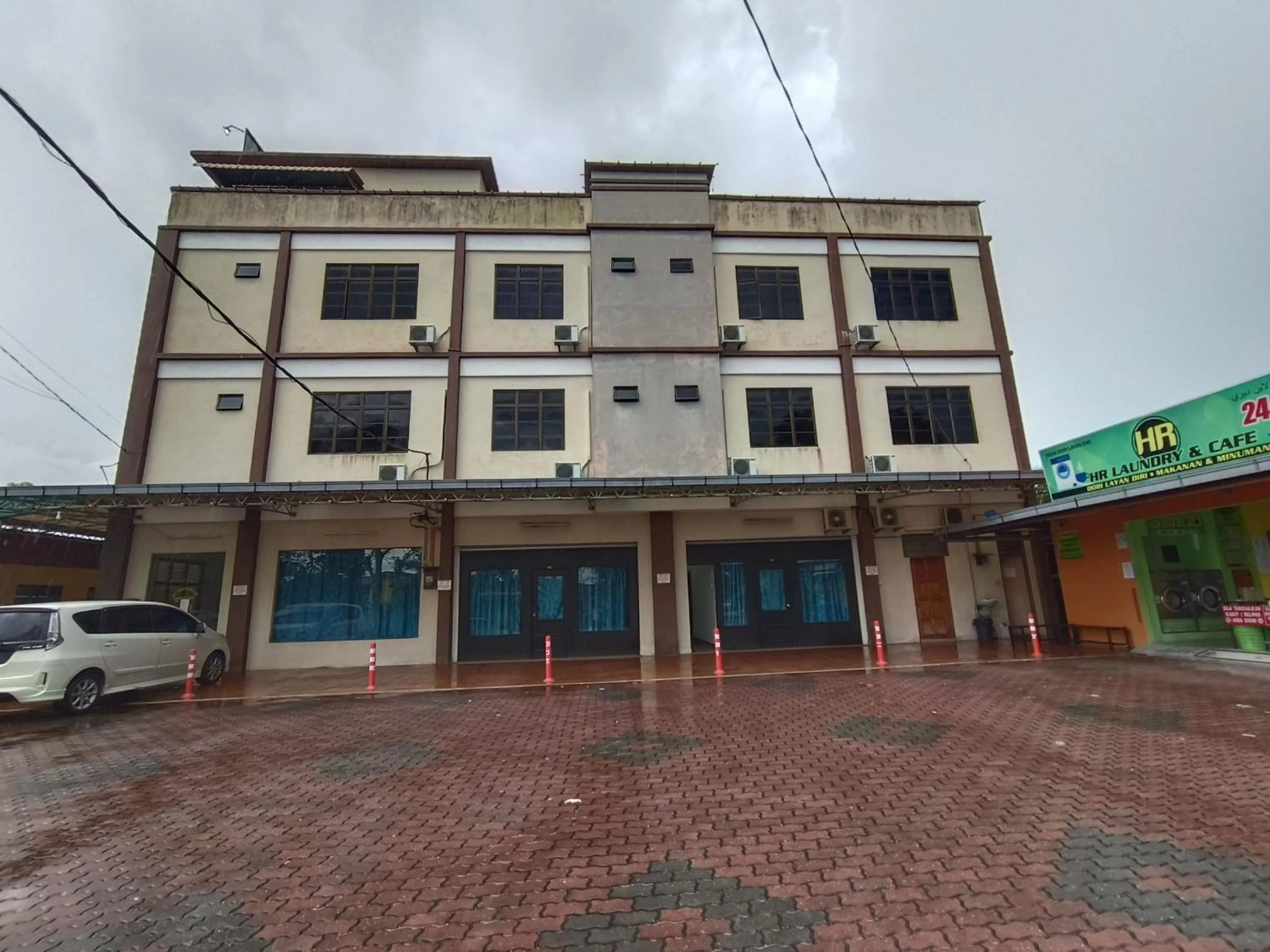 Facade/entrance in OYO 90868 Oba Hotel