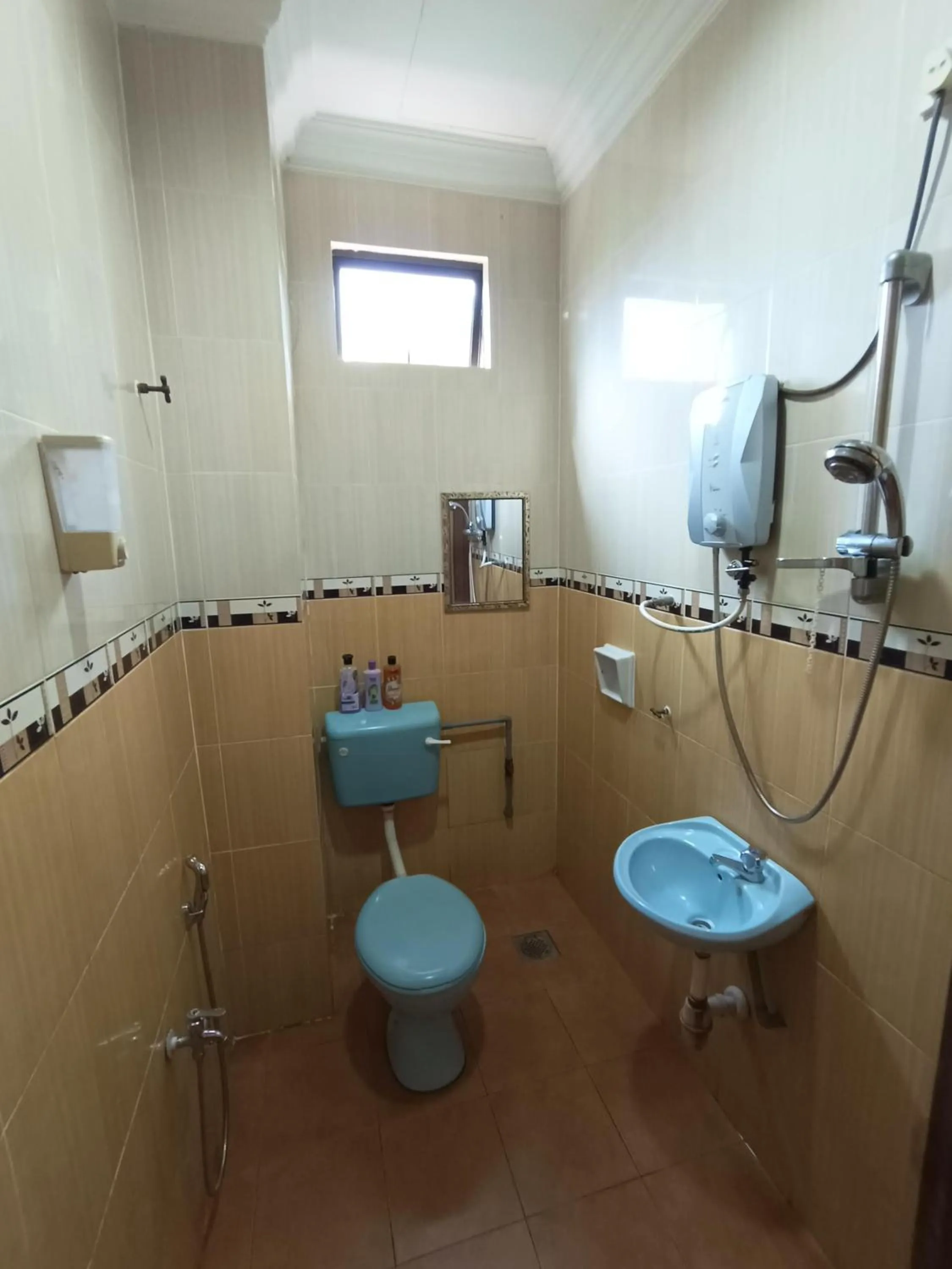 Bathroom in OYO 90868 Oba Hotel