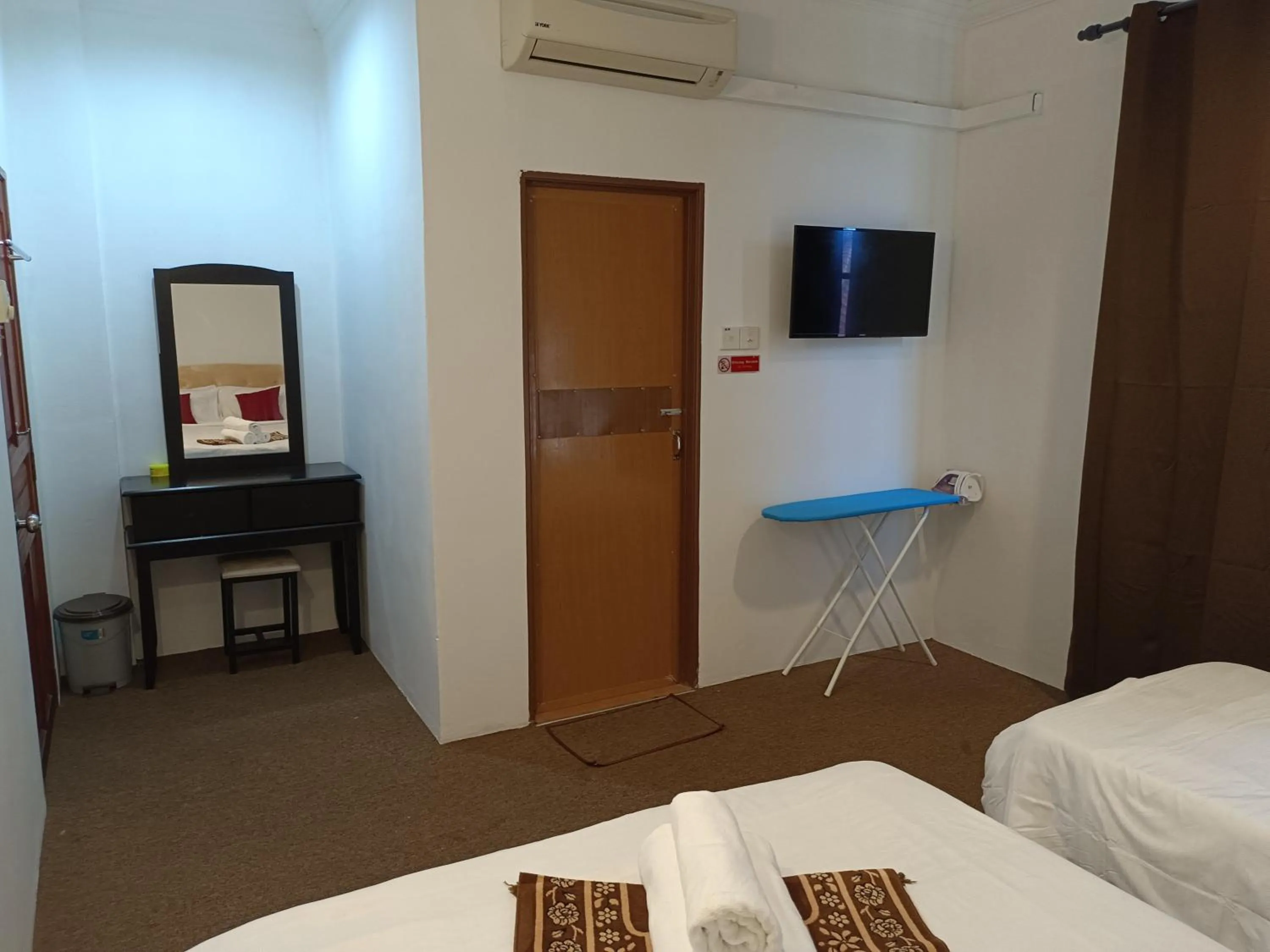 Bedroom in OYO 90868 Oba Hotel