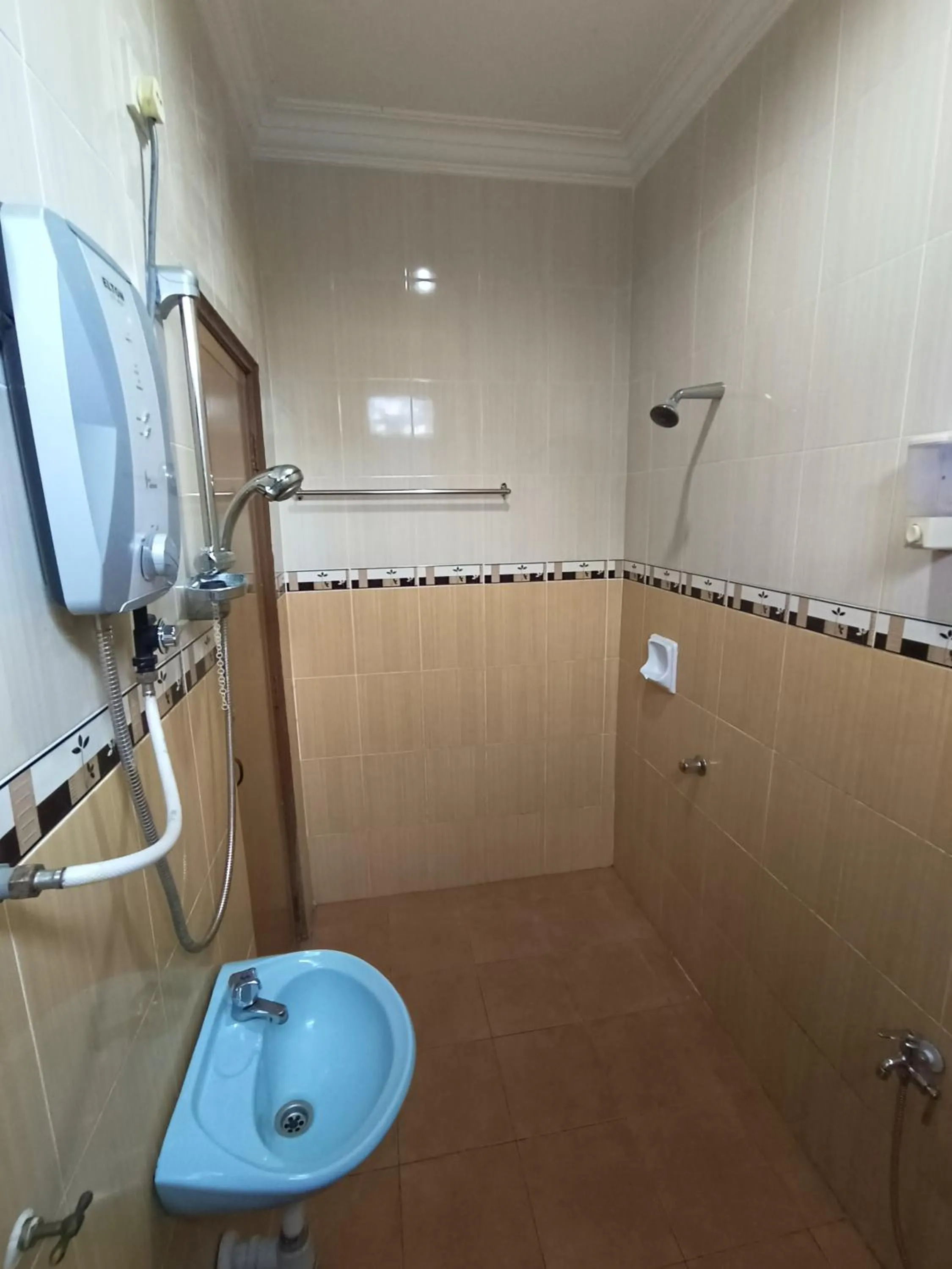 Bathroom in OYO 90868 Oba Hotel