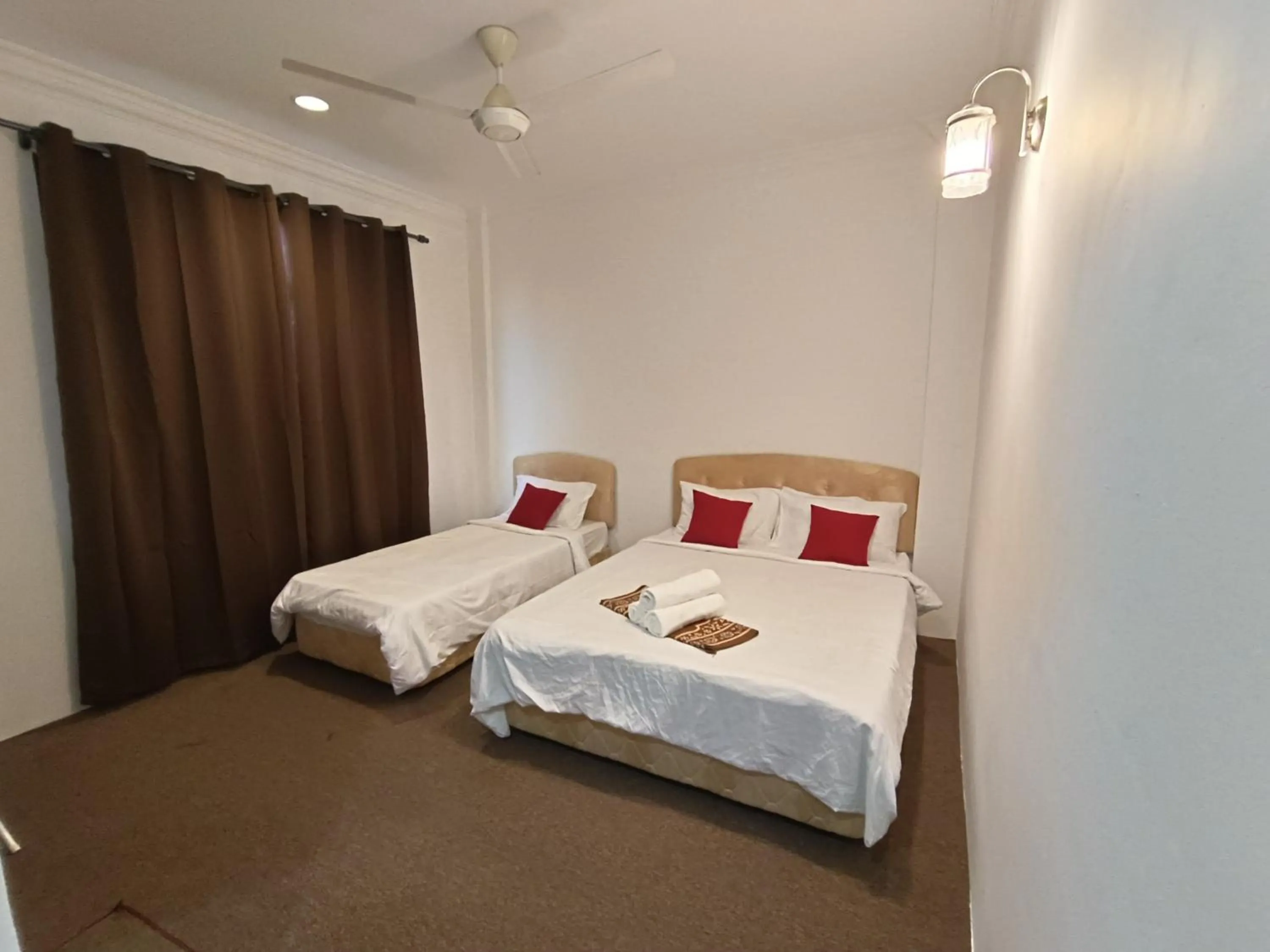 Bedroom in OYO 90868 Oba Hotel