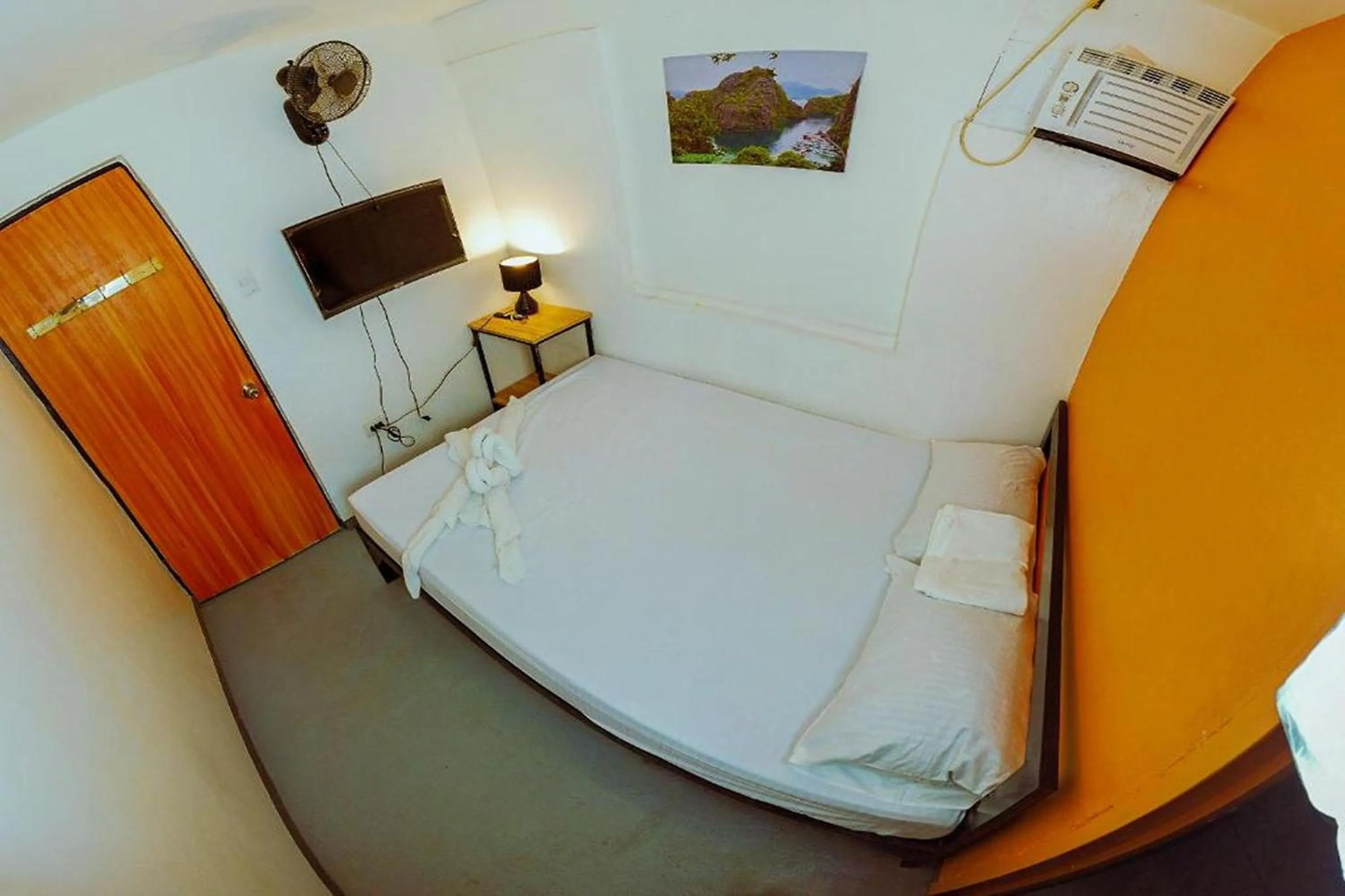 Bed in Adventourist Inn Coron