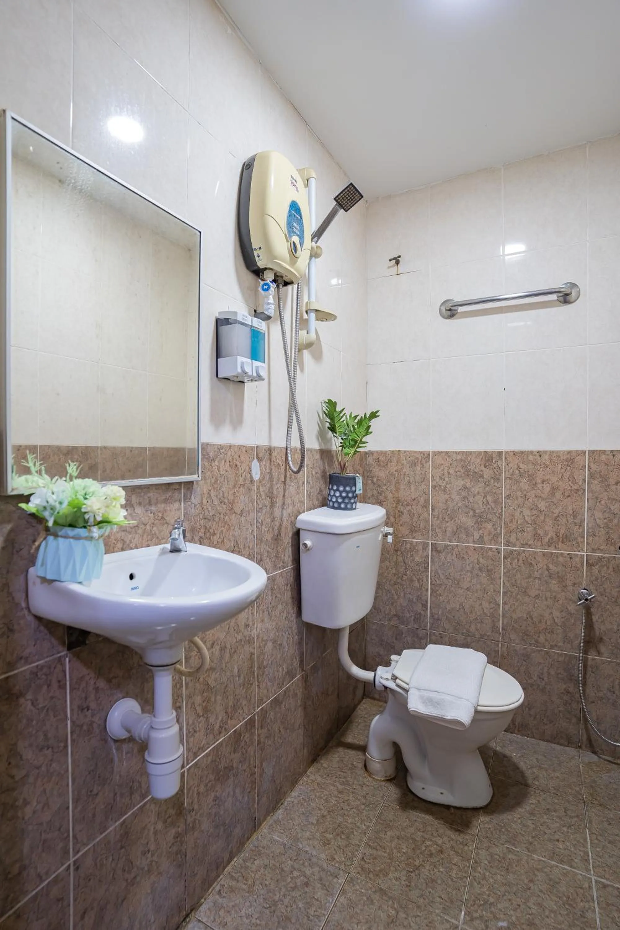 Toilet in HOTEL 28 RAPID