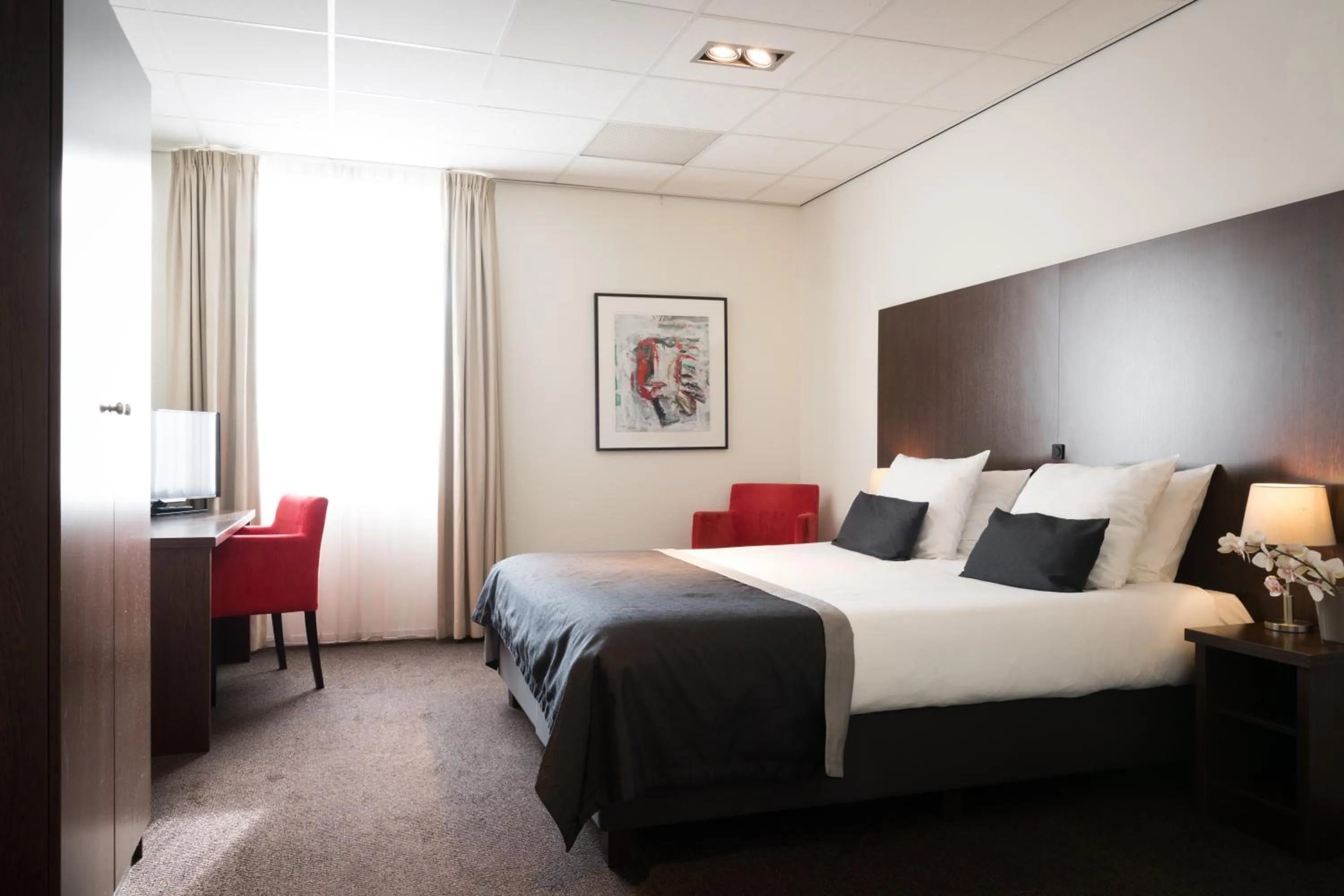 Photo of the whole room, Bed in Sandton Eindhoven Centre - Private parking