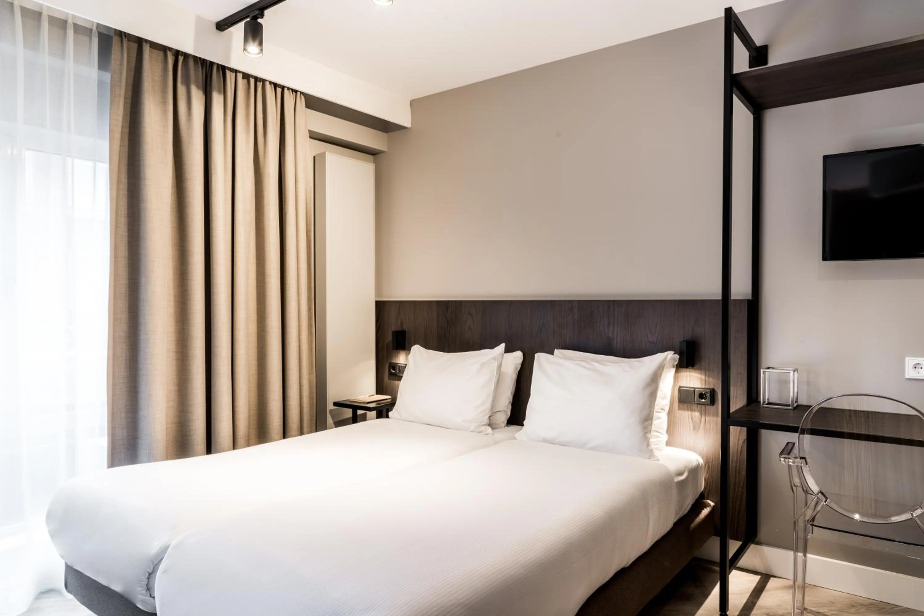 Photo of the whole room, Bed in Sandton Eindhoven Centre - Private parking