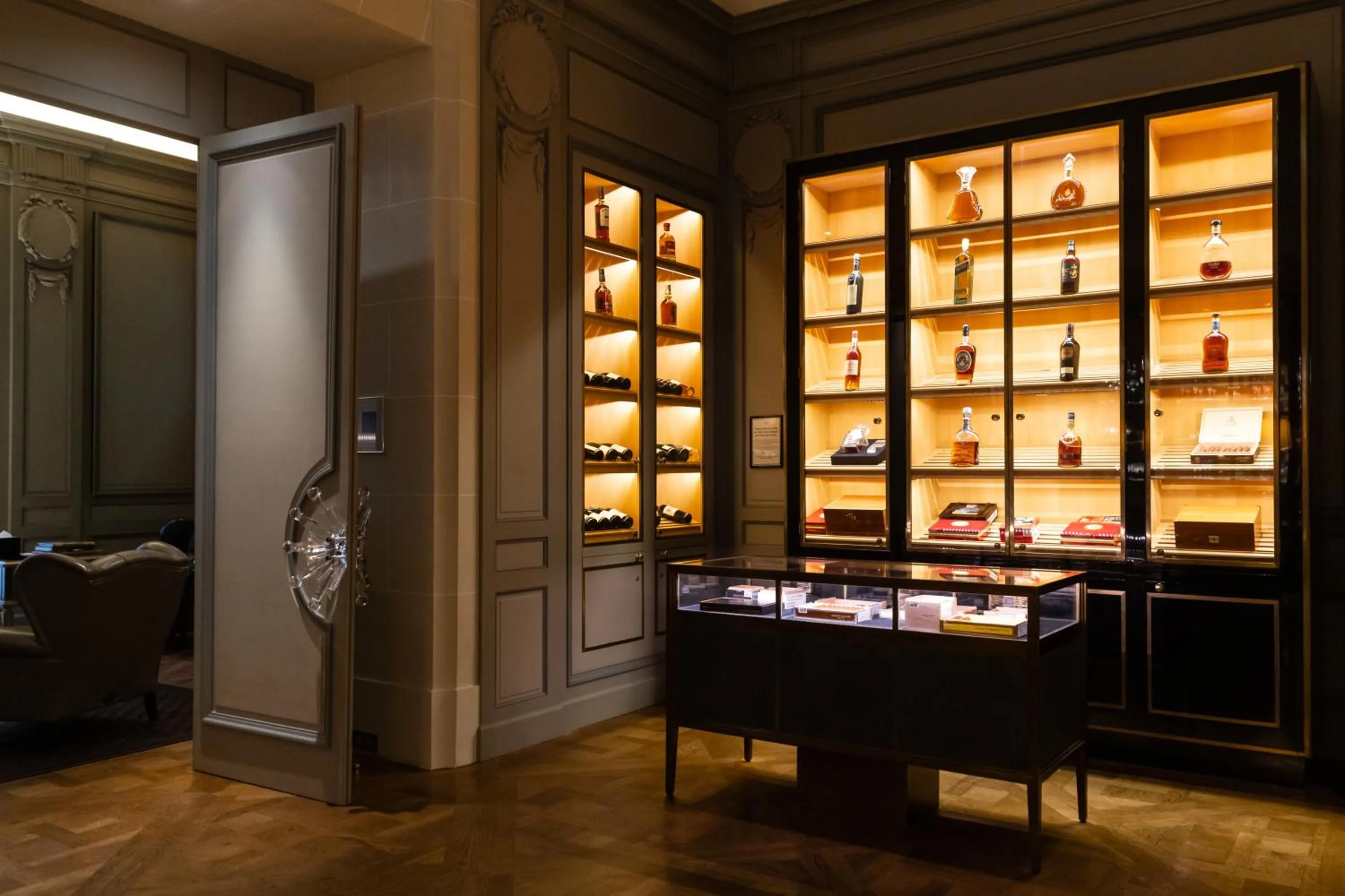 Lounge or bar in The Peninsula Paris