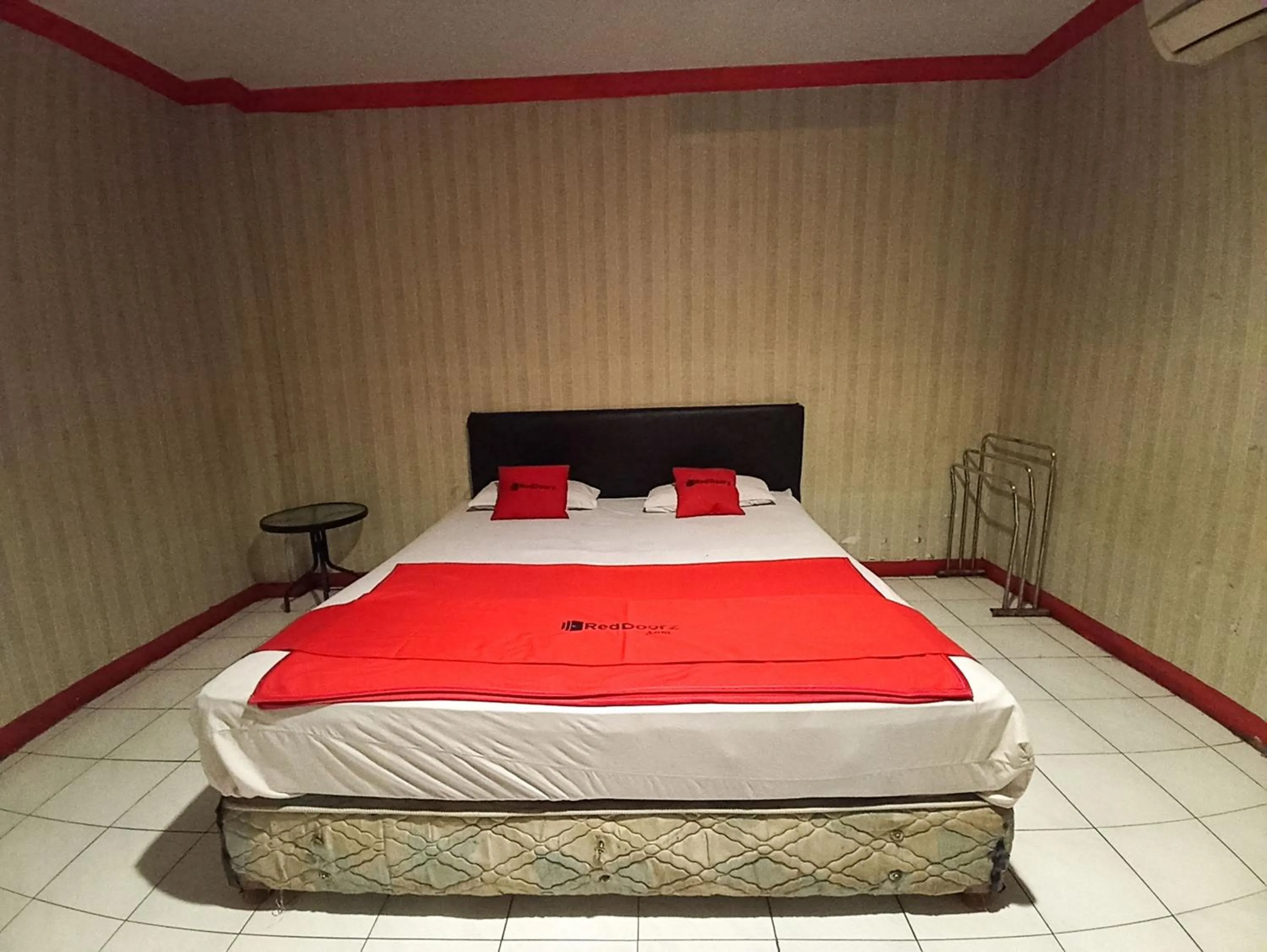 Bedroom, Bed in RedDoorz near Sam Ratulangi Manado