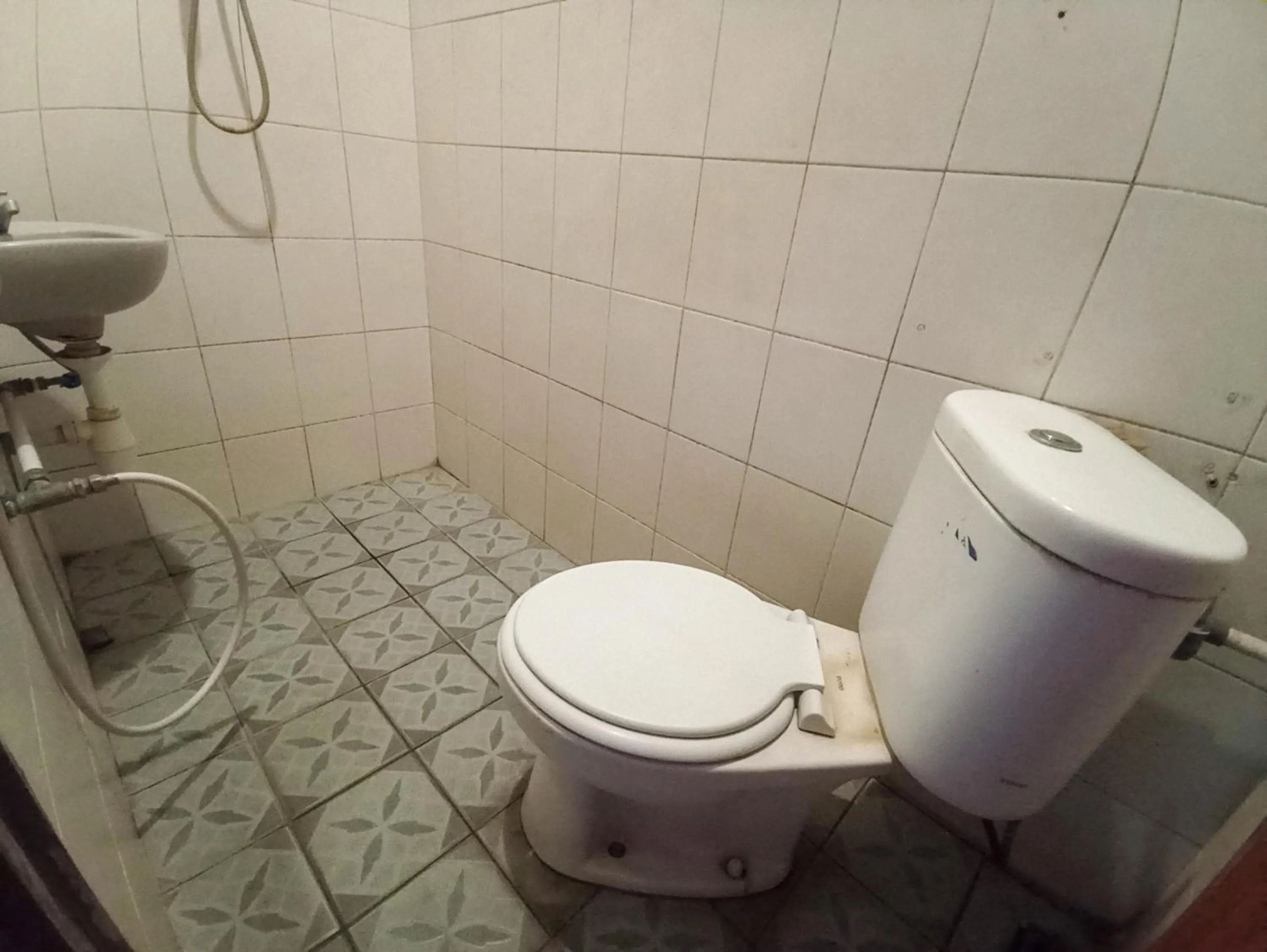 Bathroom in RedDoorz near Sam Ratulangi Manado