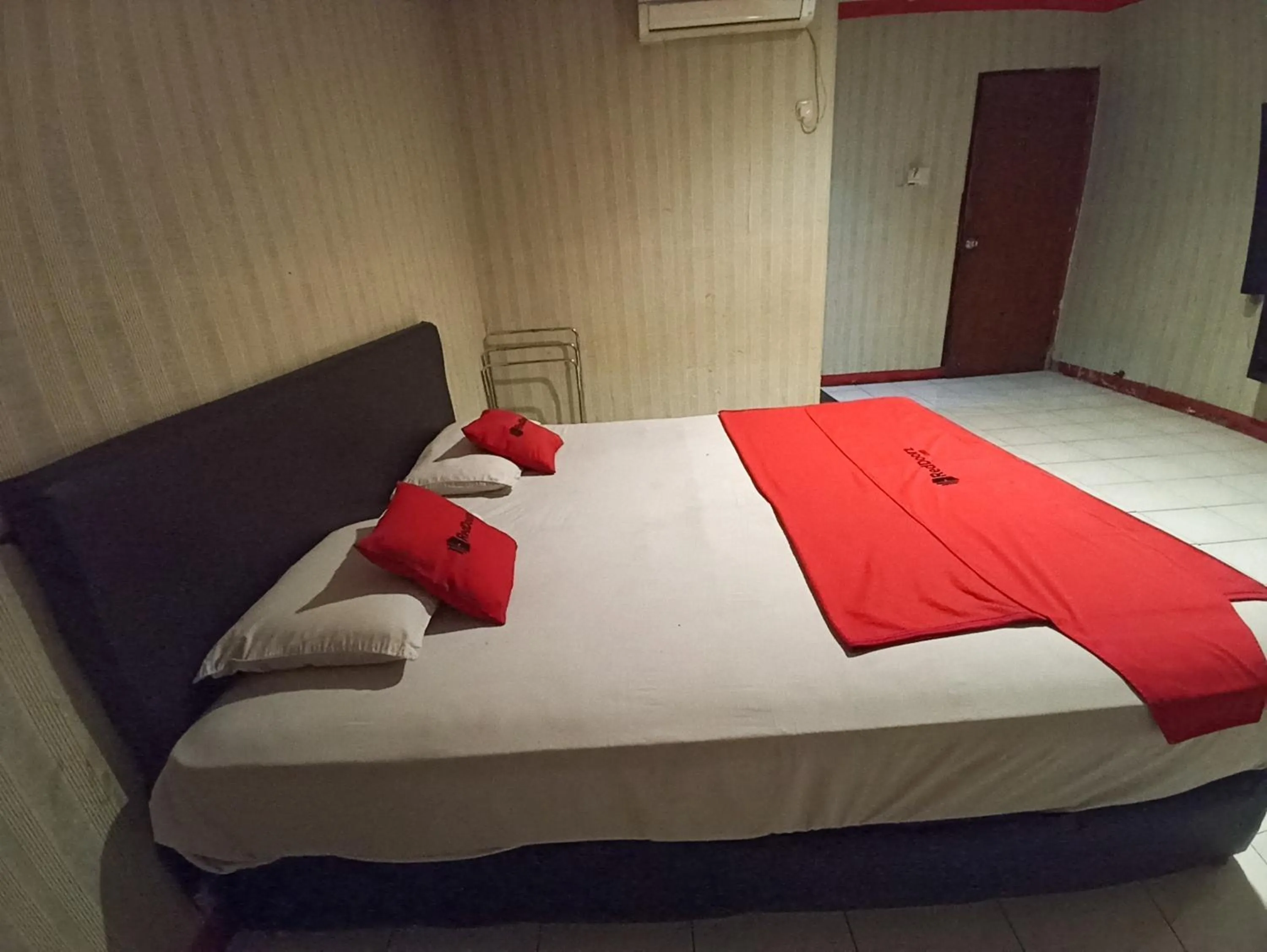Bedroom, Bed in RedDoorz near Sam Ratulangi Manado