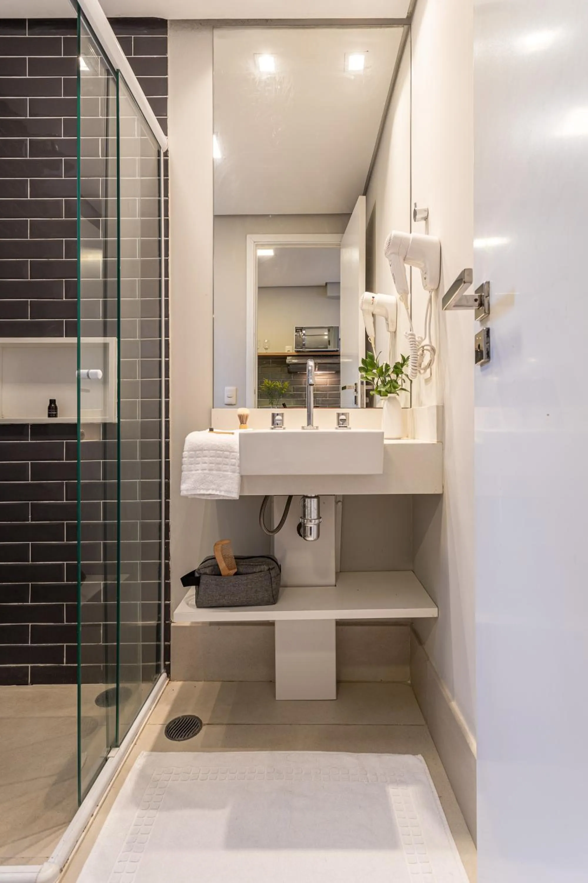 Shower in Next Home Design by Viva - Apartamentos em prédio próximo ao Parque do Ibirapuera