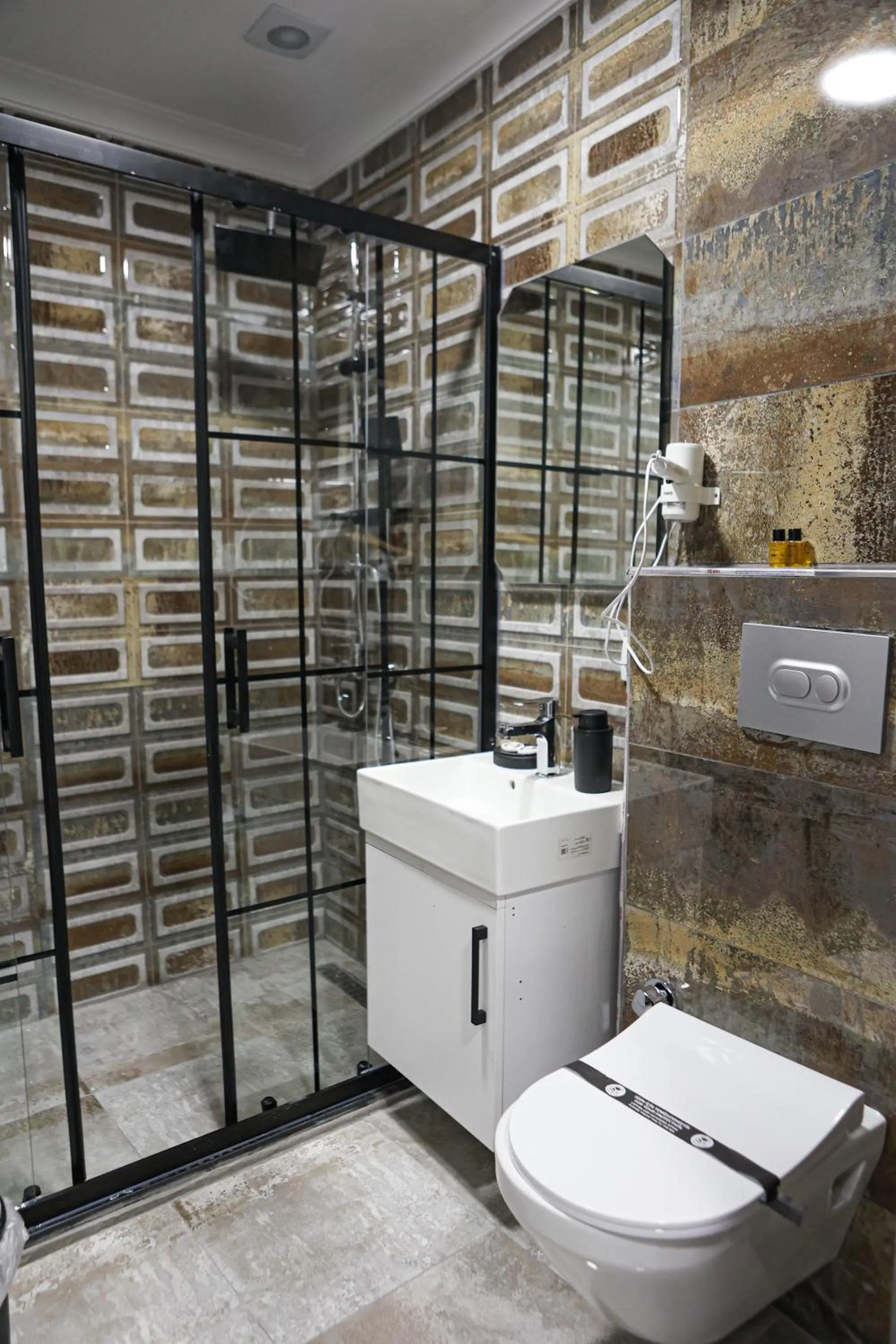 Shower in City Night Suites & Hotels