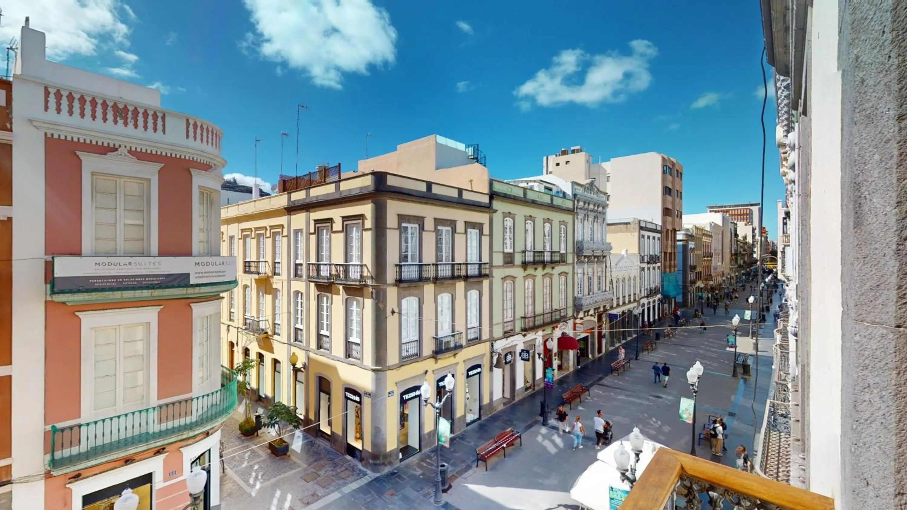 Landmark view in Triana Rooms EH