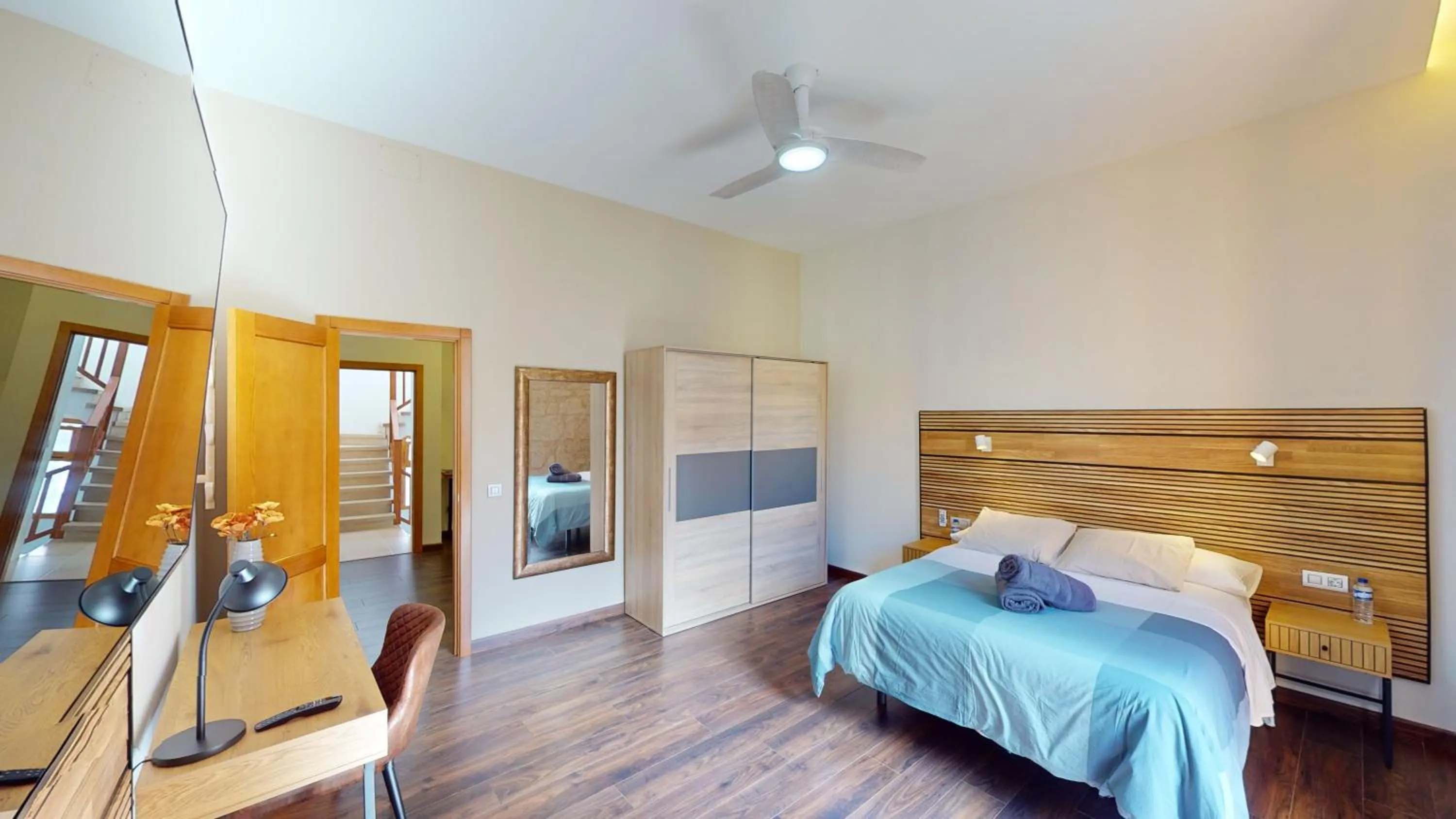 Photo of the whole room, Bed in Triana Rooms EH