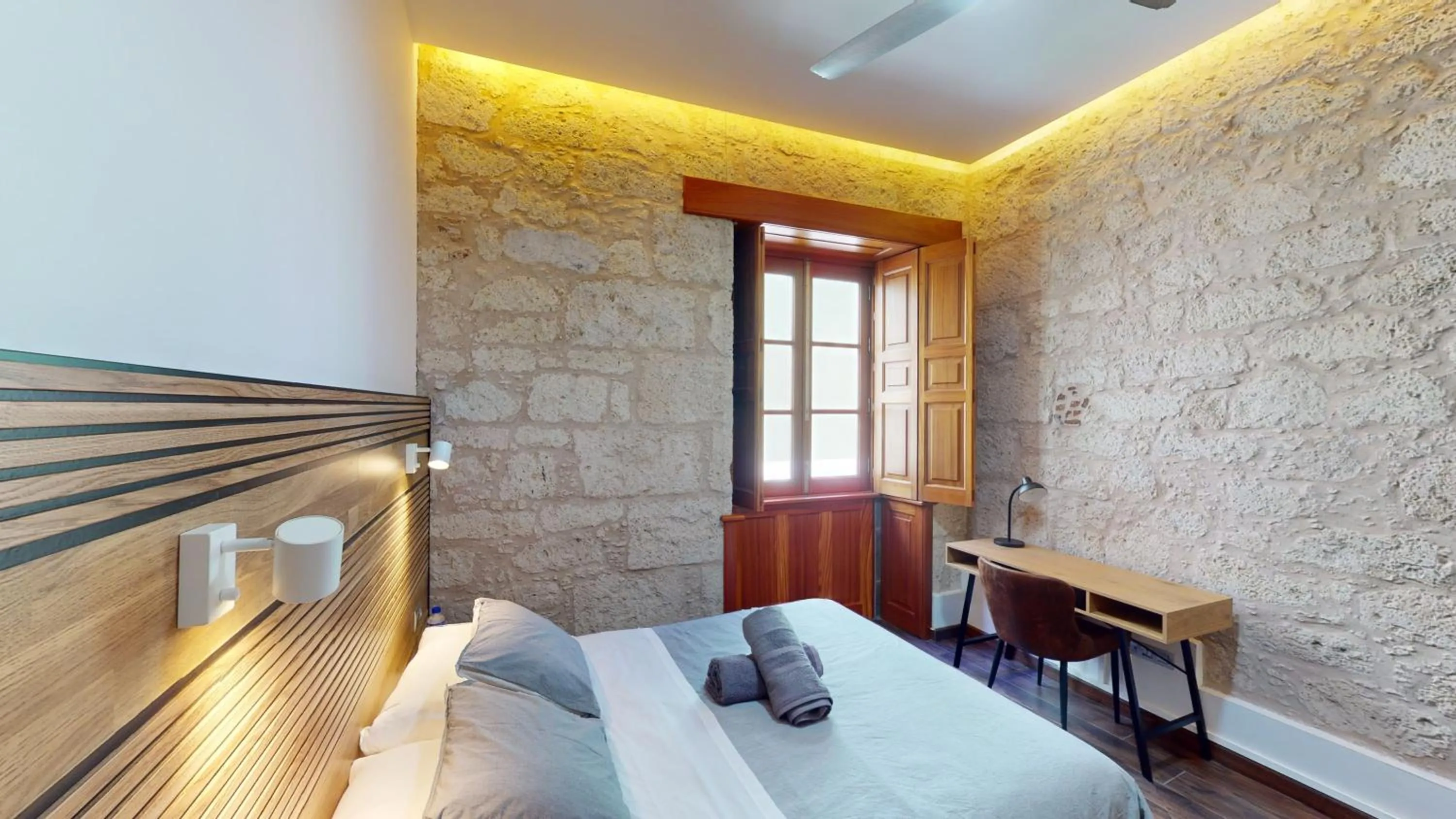 Photo of the whole room, Bed in Triana Rooms EH