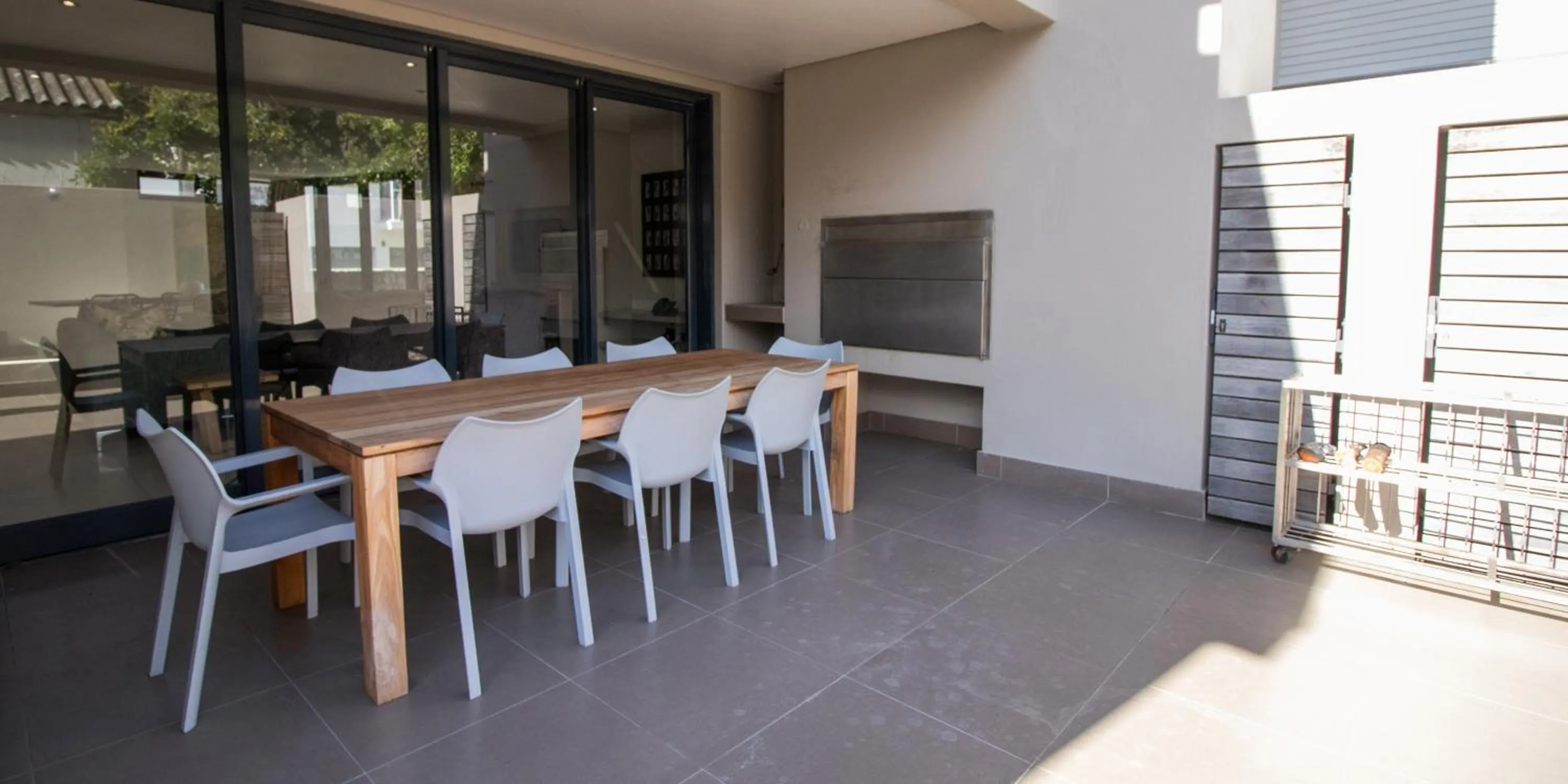 Dining area in Harbour House Hotel - Le Paradis Apartments