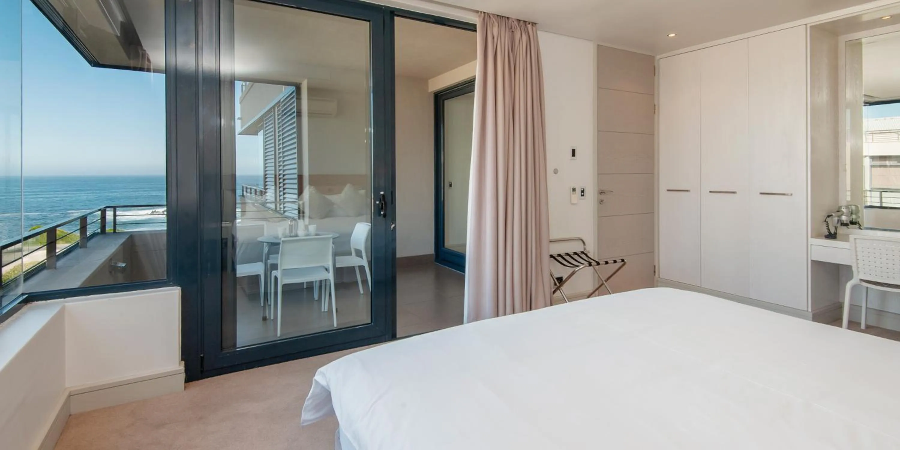 Bed in Harbour House Hotel - Le Paradis Apartments