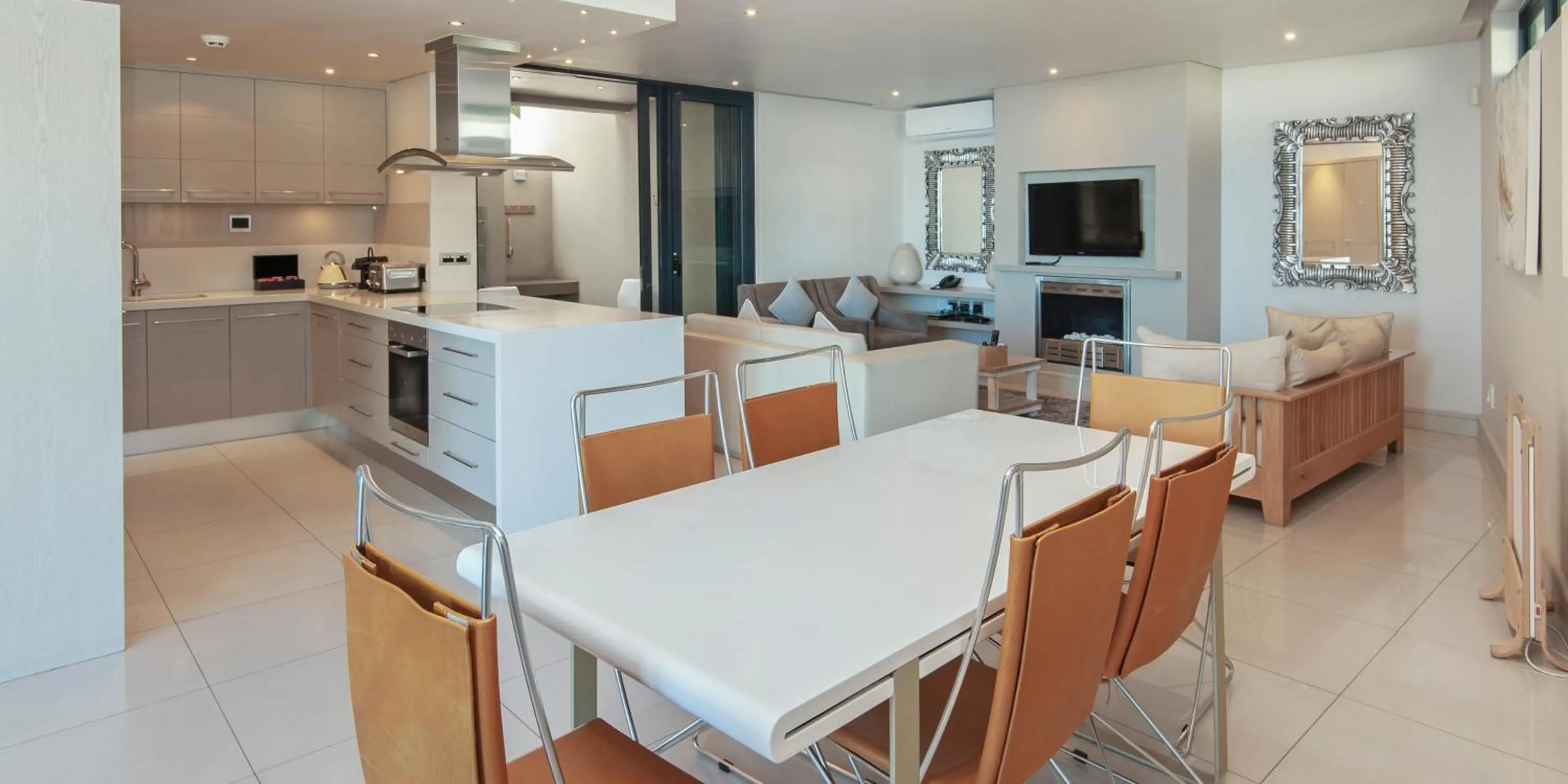 Kitchen or kitchenette in Harbour House Hotel - Le Paradis Apartments