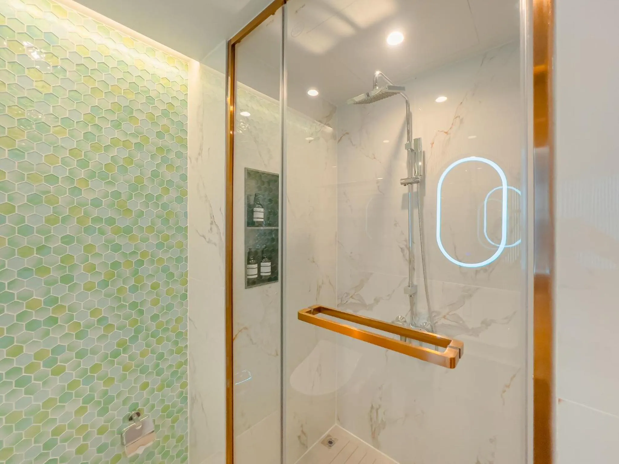 Shower in Cha Chiangmai Luxury