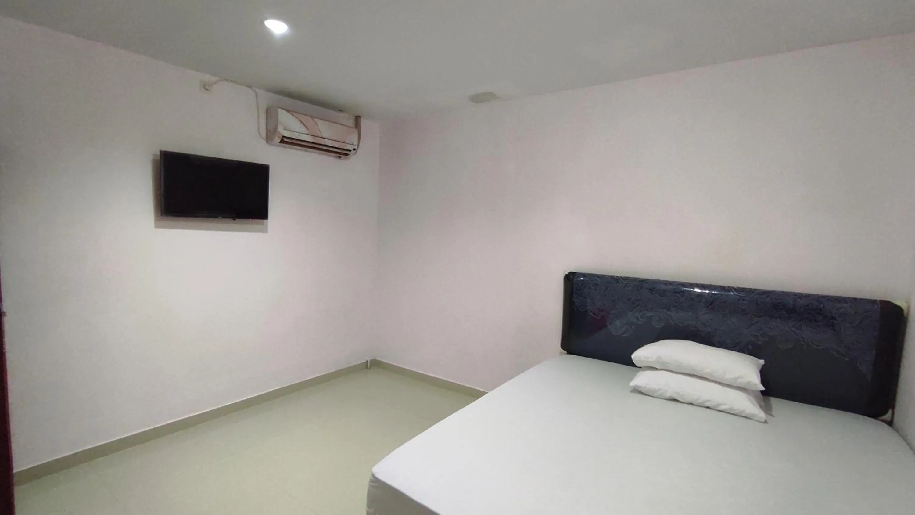 Bedroom, Bed in Hotel O Wisma Syariah Dian Near Pare-pare