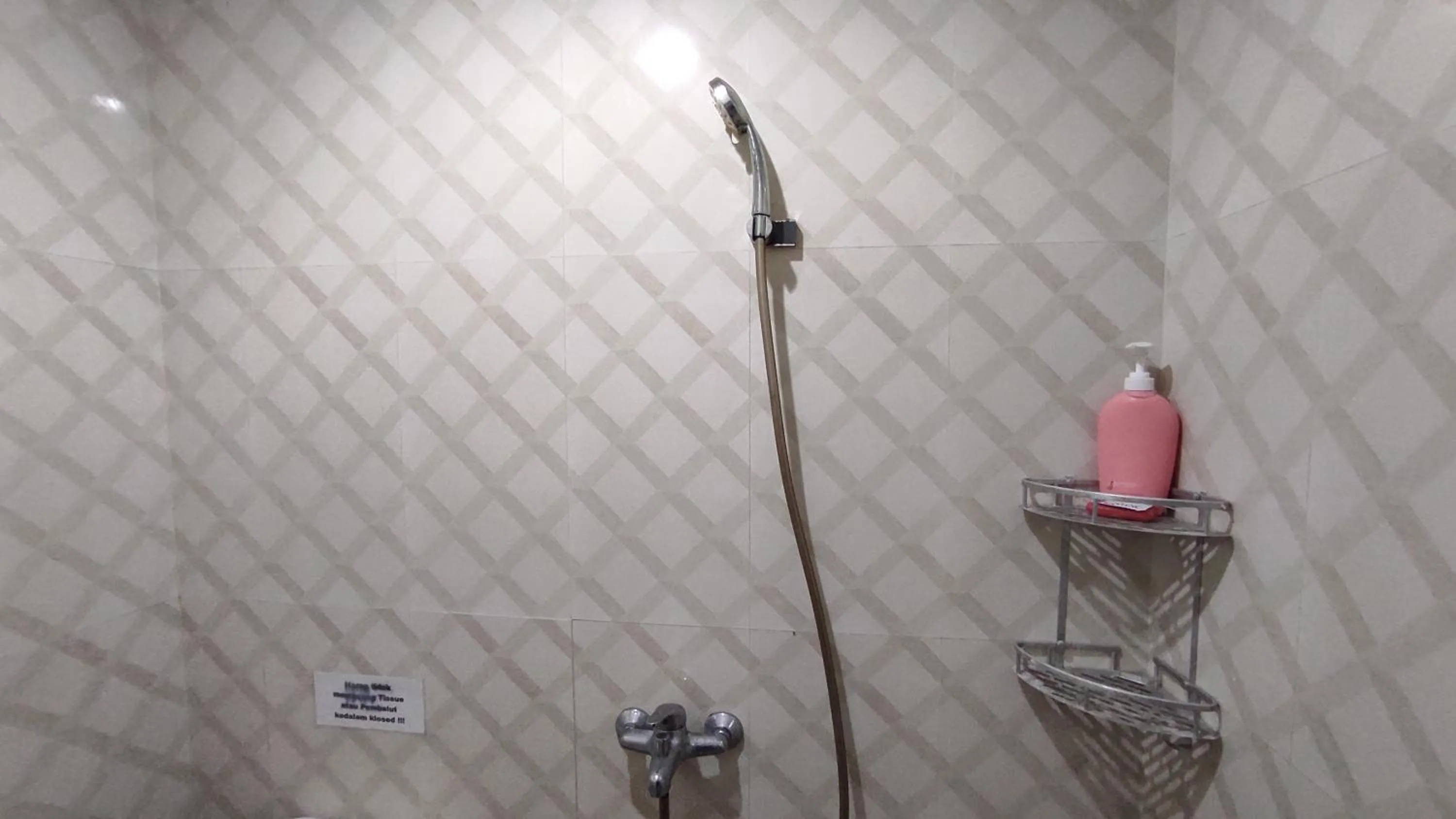 Bathroom in Hotel O Wisma Syariah Dian Near Pare-pare