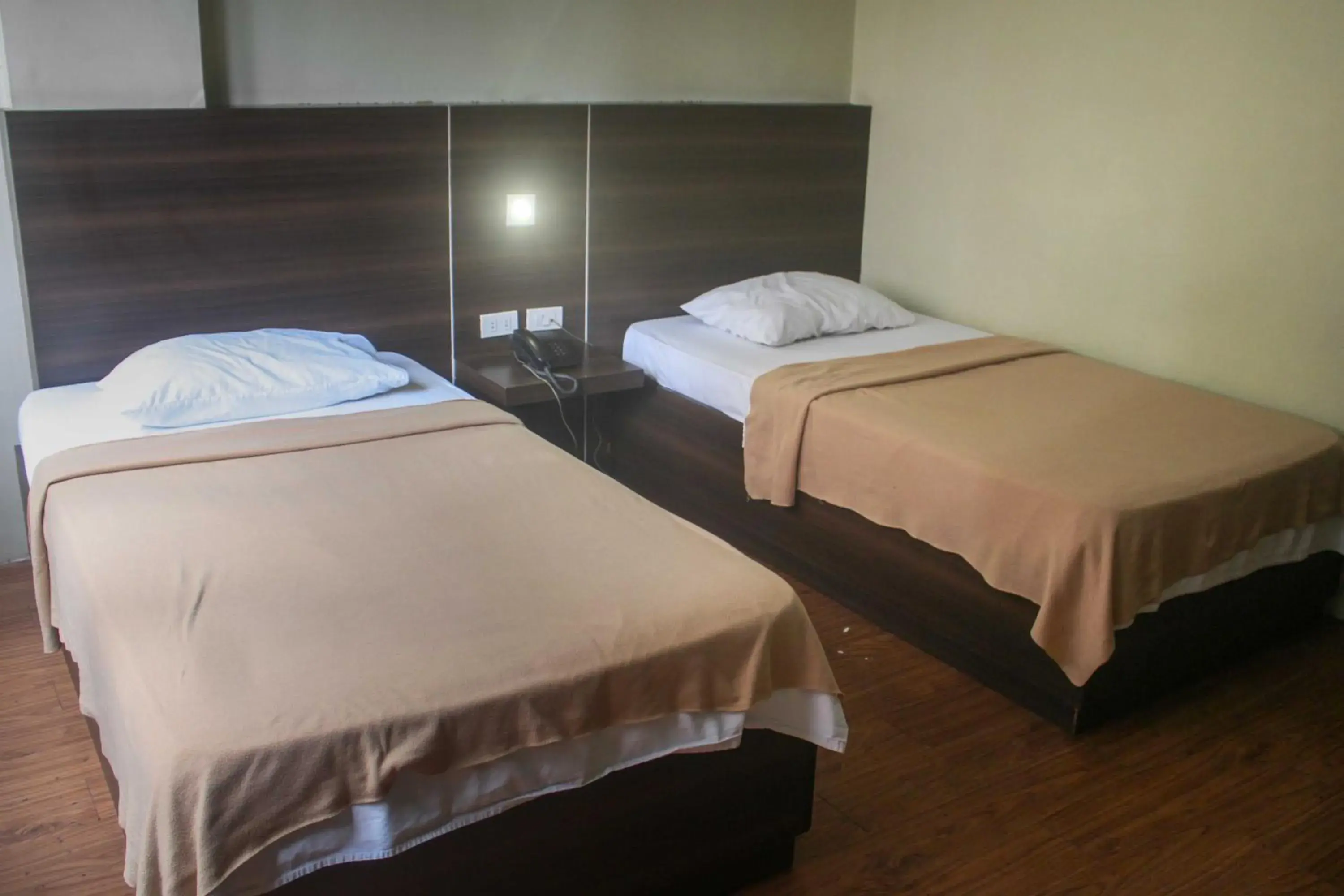 Deluxe Twin Room in OYO 1011 First Hotel Deluxe Twin Room in OYO 1011 First Hotel