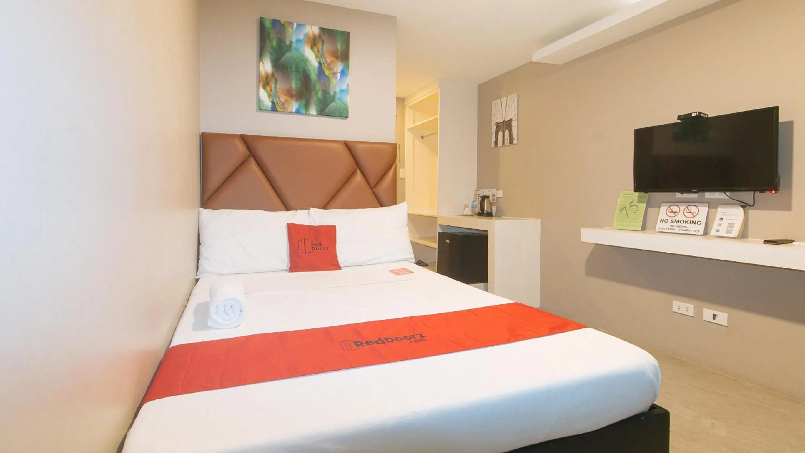 RedDoorz Plus at Seventy Five Inn Near Manila Airport