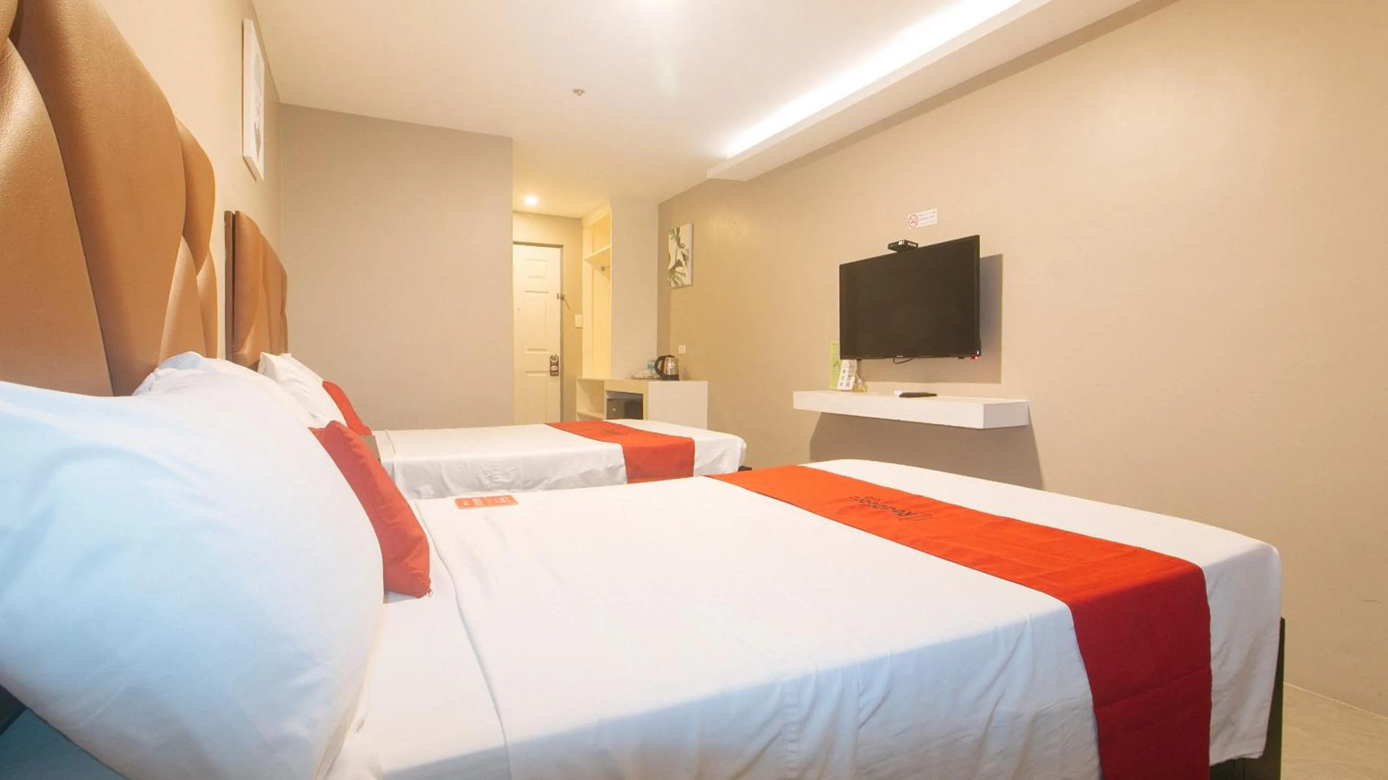 Photo of the whole room, Bed in RedDoorz Plus at Seventy Five Inn Near Manila Airport