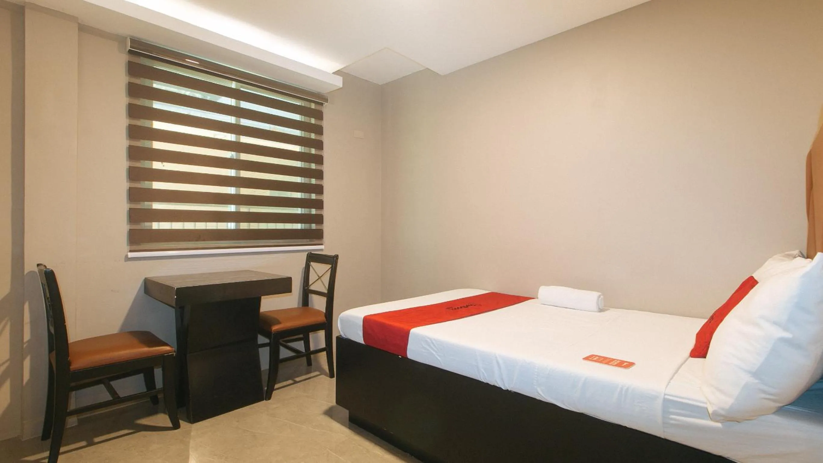Bed in RedDoorz Plus at Seventy Five Inn Near Manila Airport