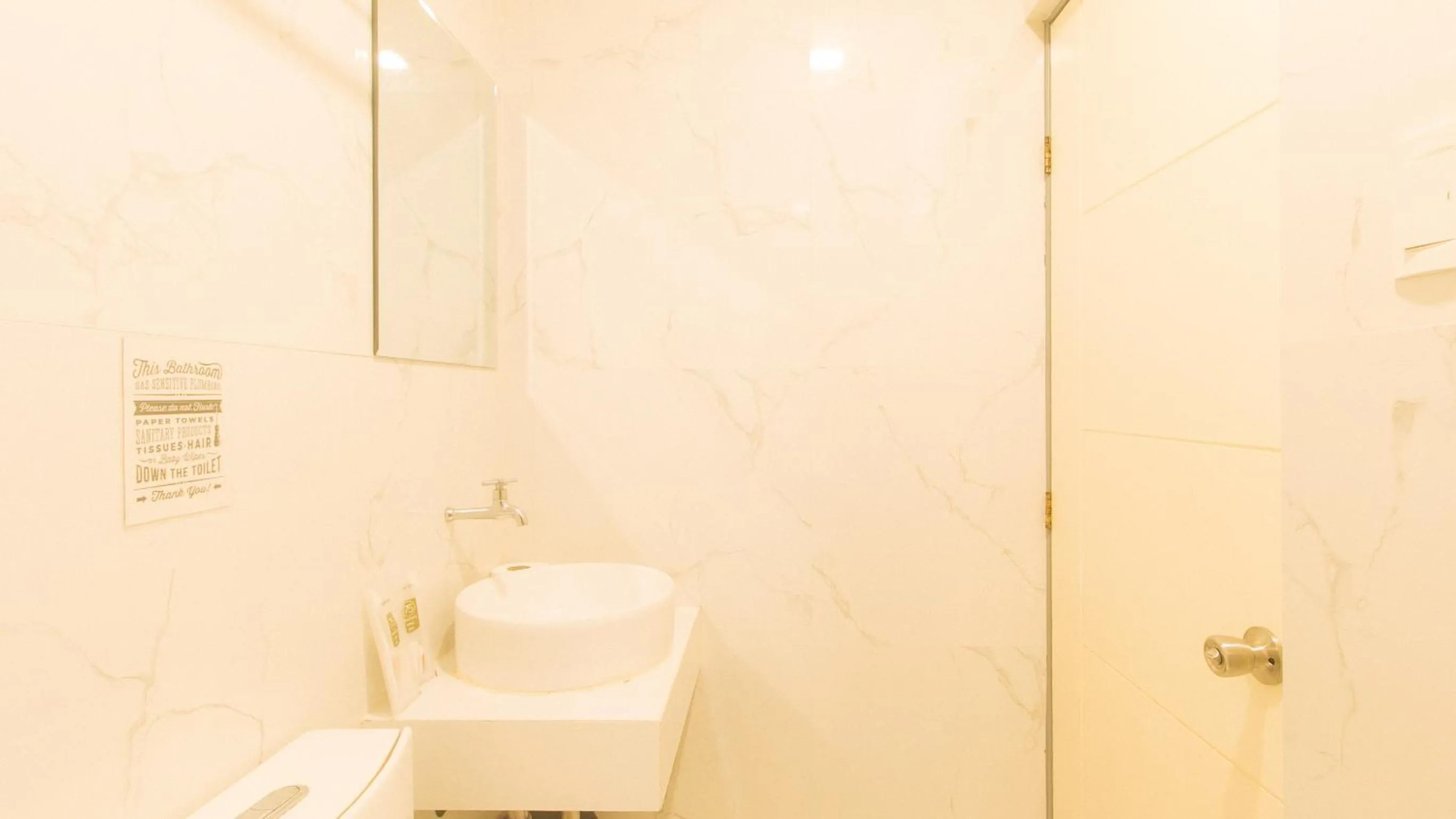 Bathroom in RedDoorz Plus at Seventy Five Inn Near Manila Airport