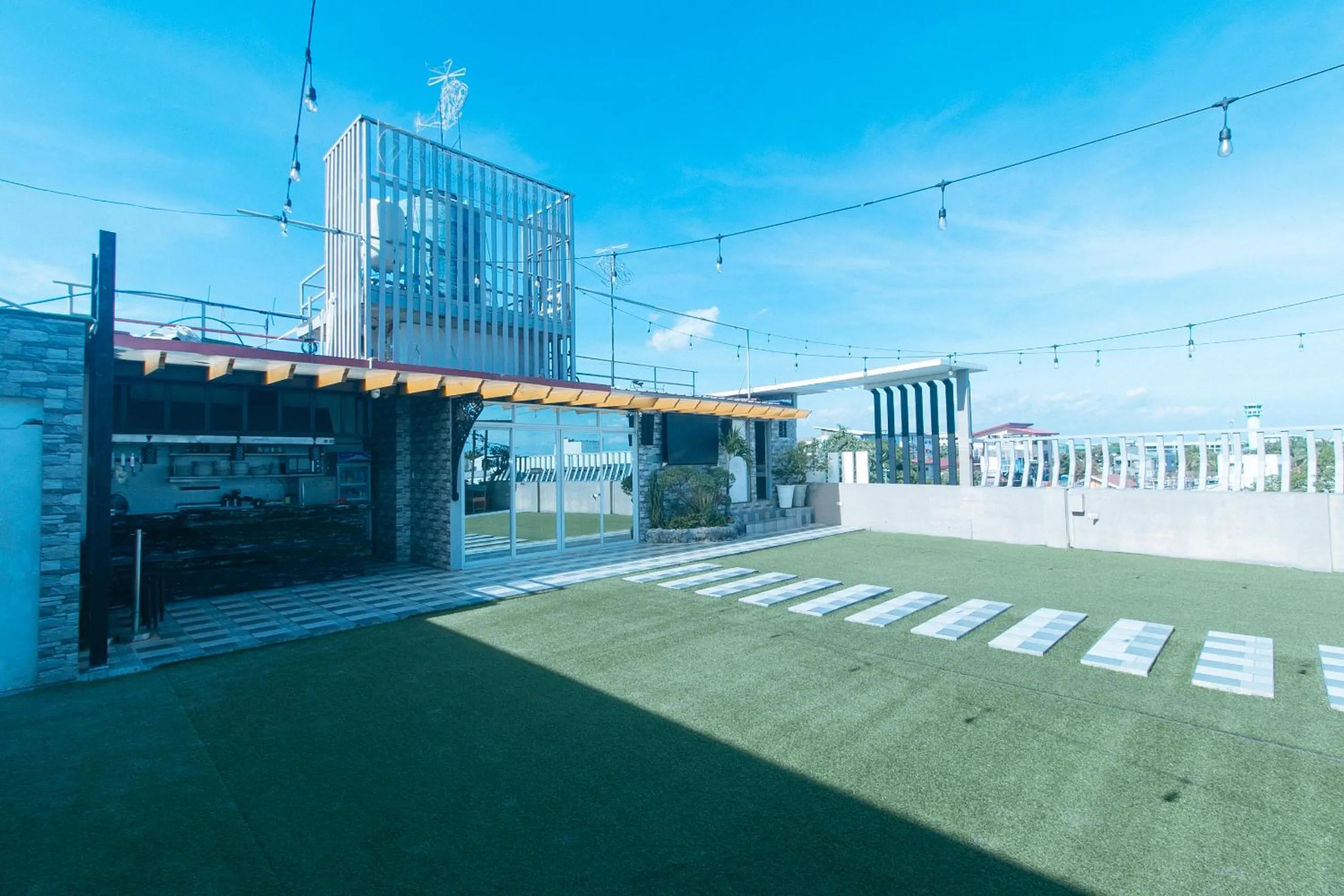 Restaurant/places to eat in RedDoorz Plus at Seventy Five Inn Near Manila Airport