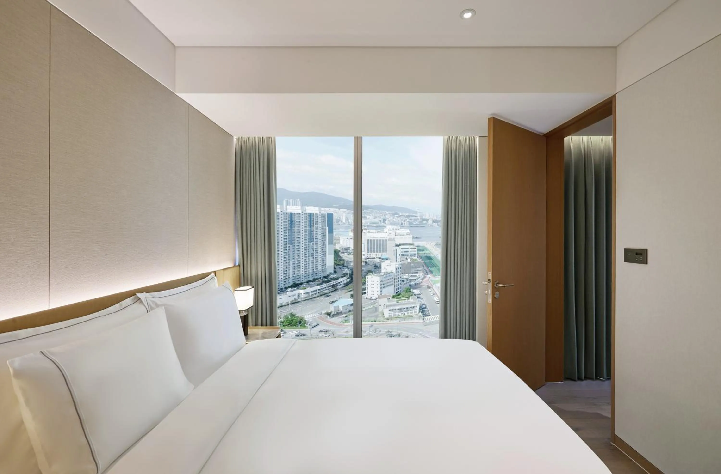 Bedroom, Bed in Wyndham Grand Busan