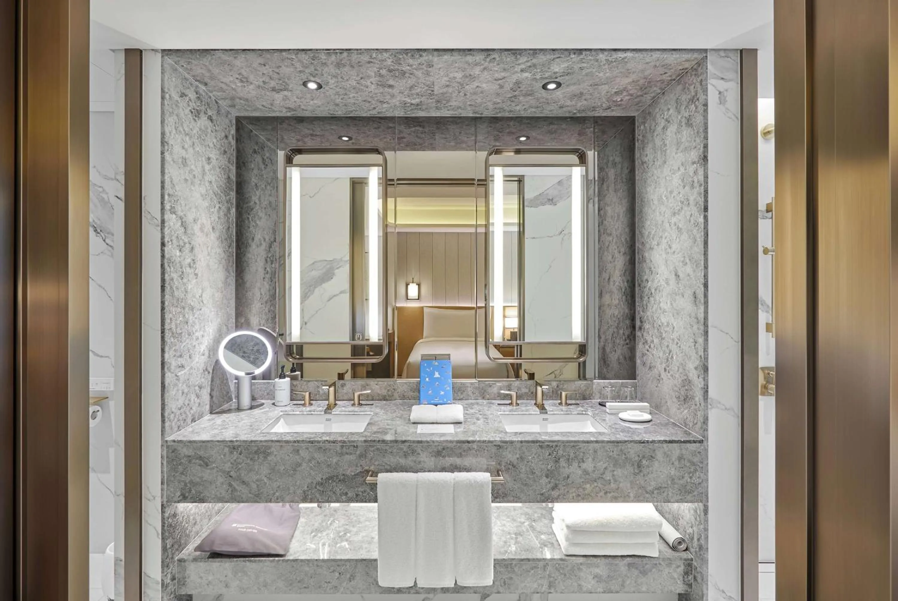 TV and multimedia in Wyndham Grand Busan