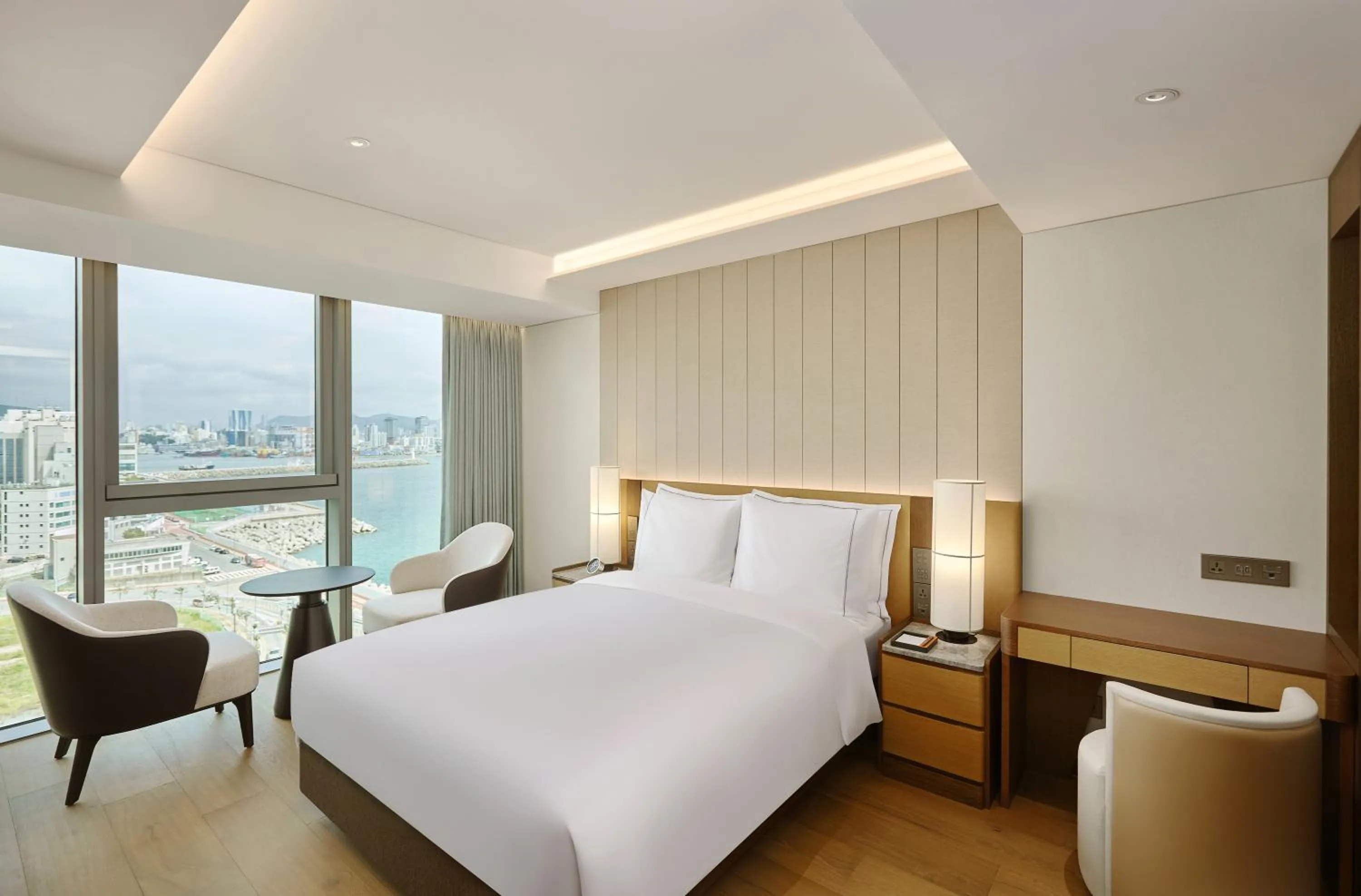 Bedroom, Bed in Wyndham Grand Busan