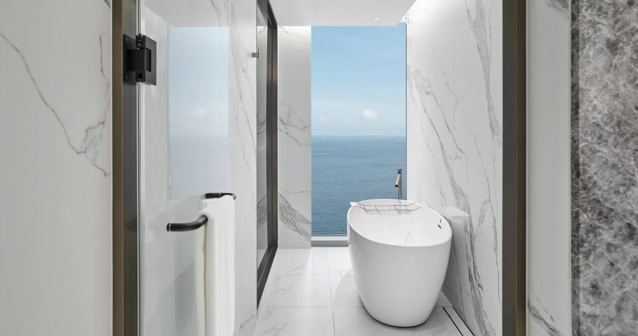 Bath in Wyndham Grand Busan