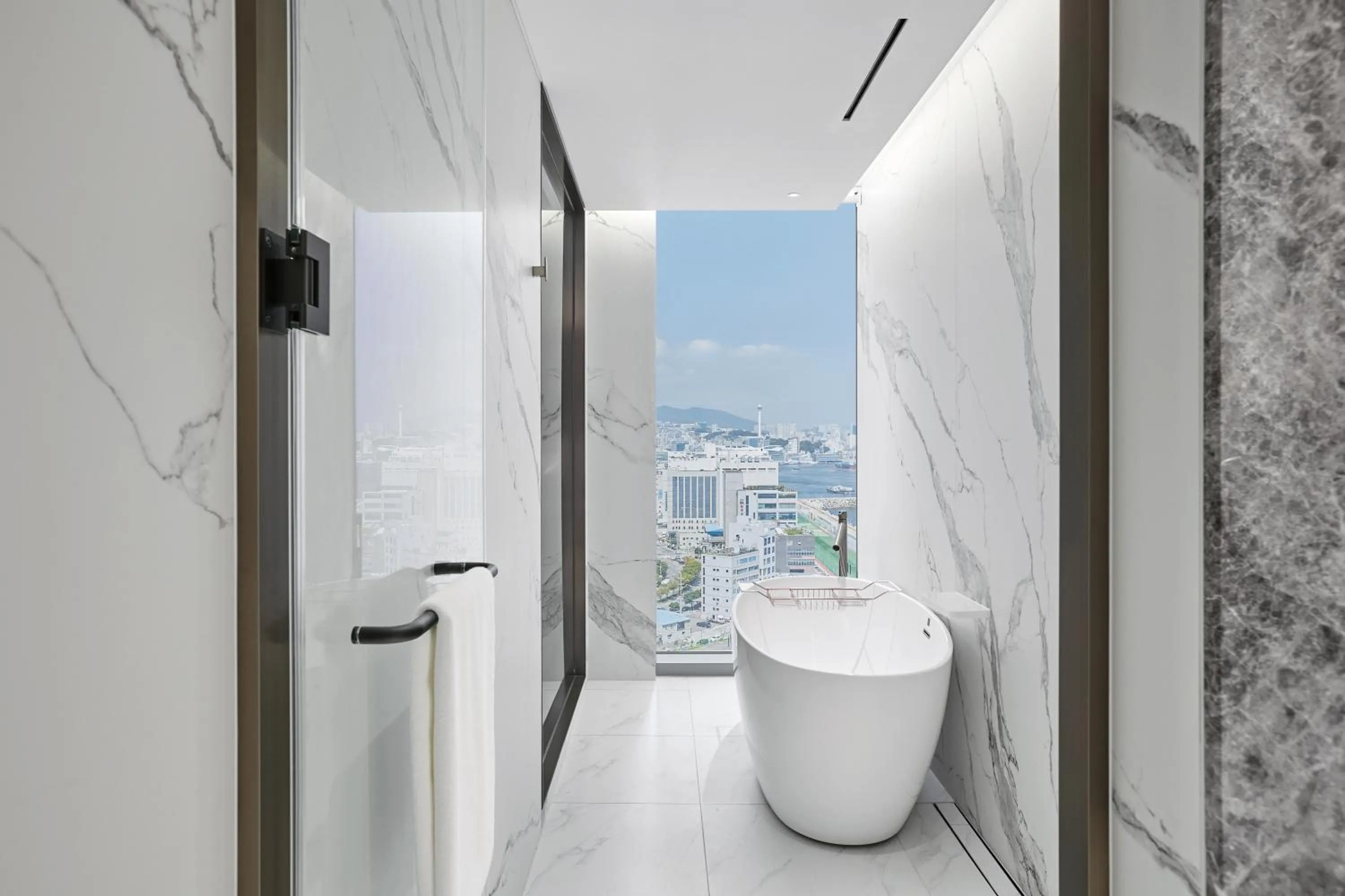 Bath in Wyndham Grand Busan