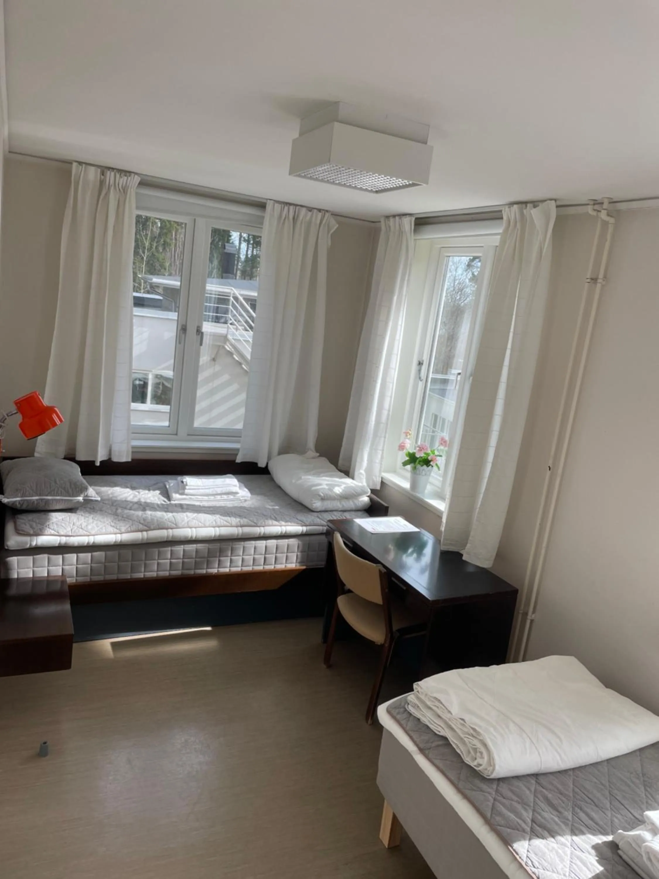 Communal lounge/ TV room, Bed in STF Sigtuna Vandrarhem