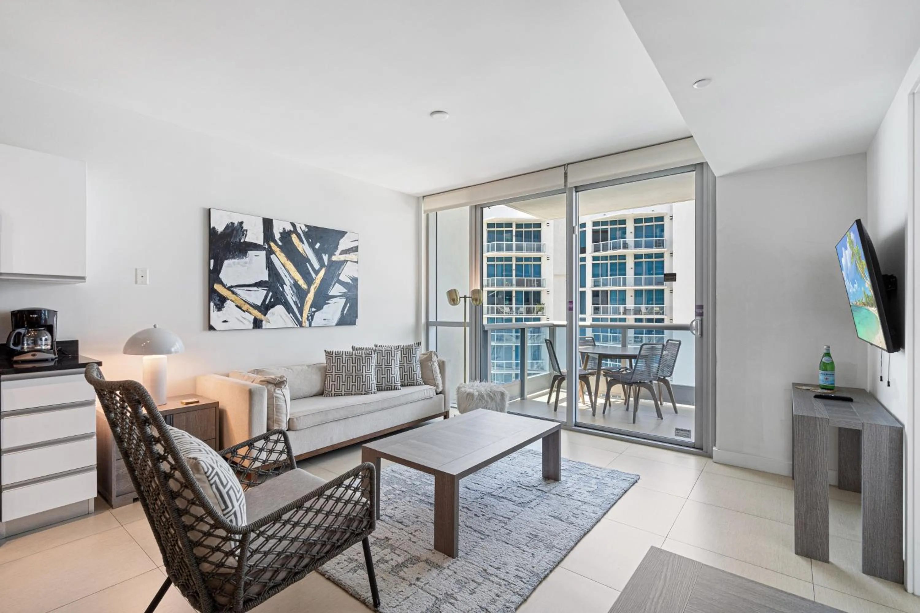 TV and multimedia in Dharma Home Suites Miami Beach at Monte Carlo