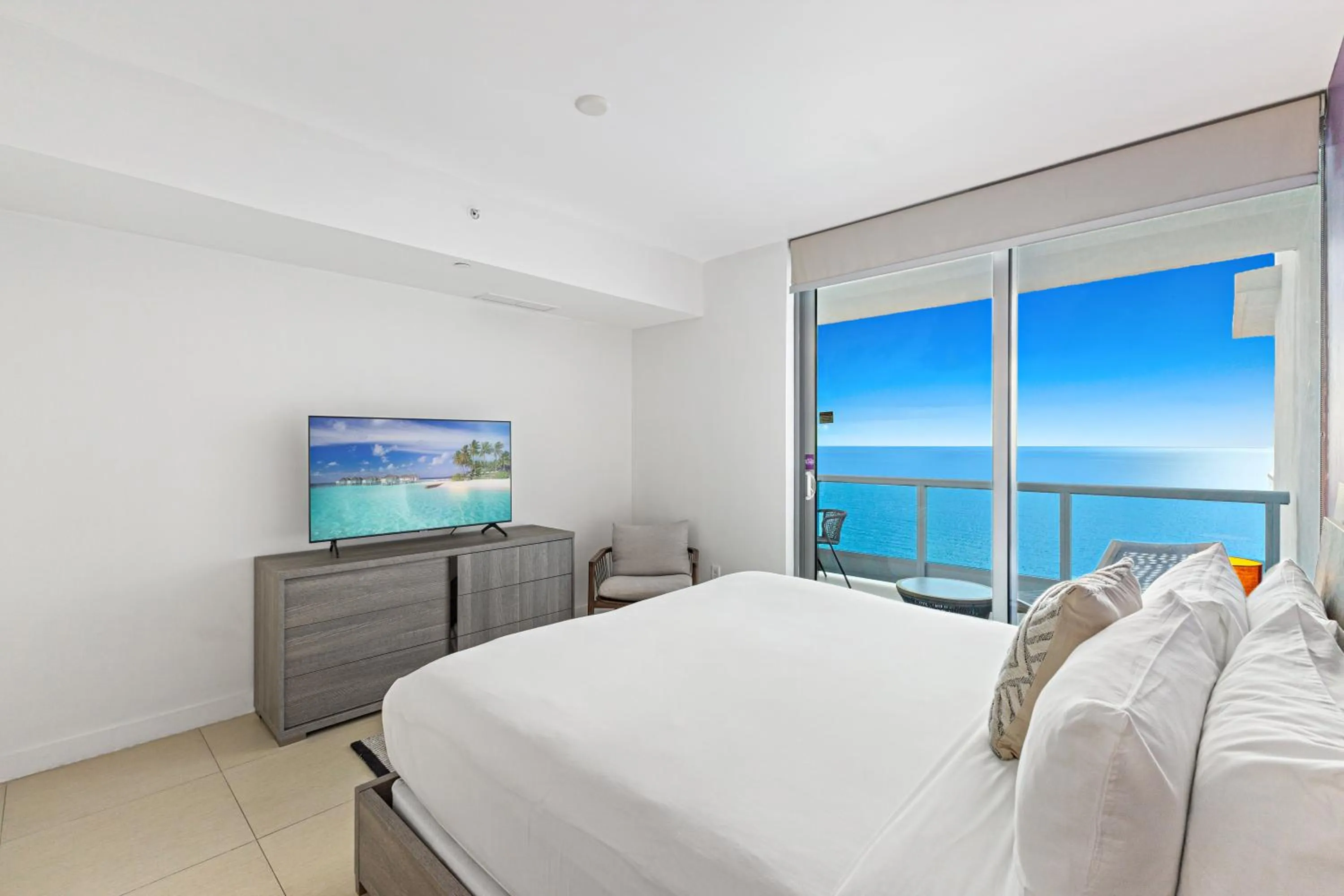 TV and multimedia, Bed in Dharma Home Suites Miami Beach at Monte Carlo